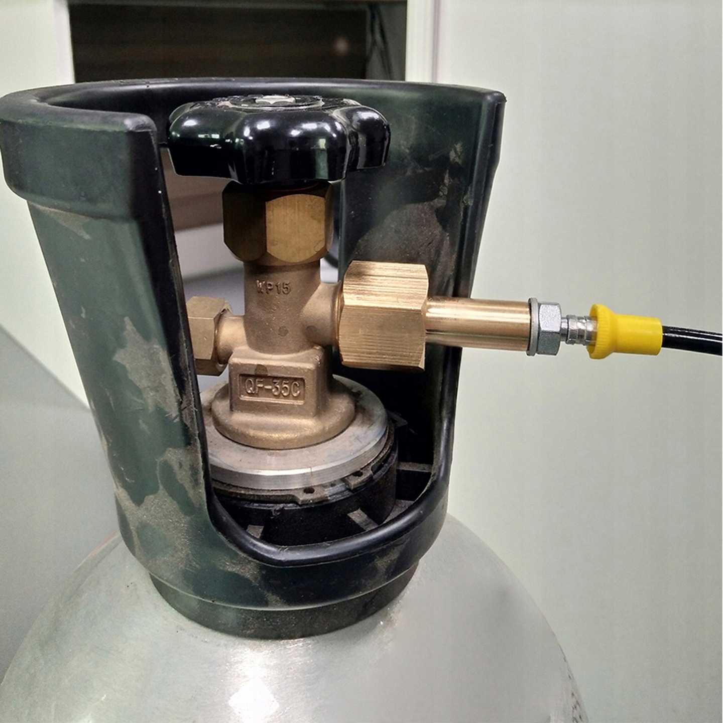 Adapter CO2 z wężem dla Sodastream 630bar Kolor dominujący czarny