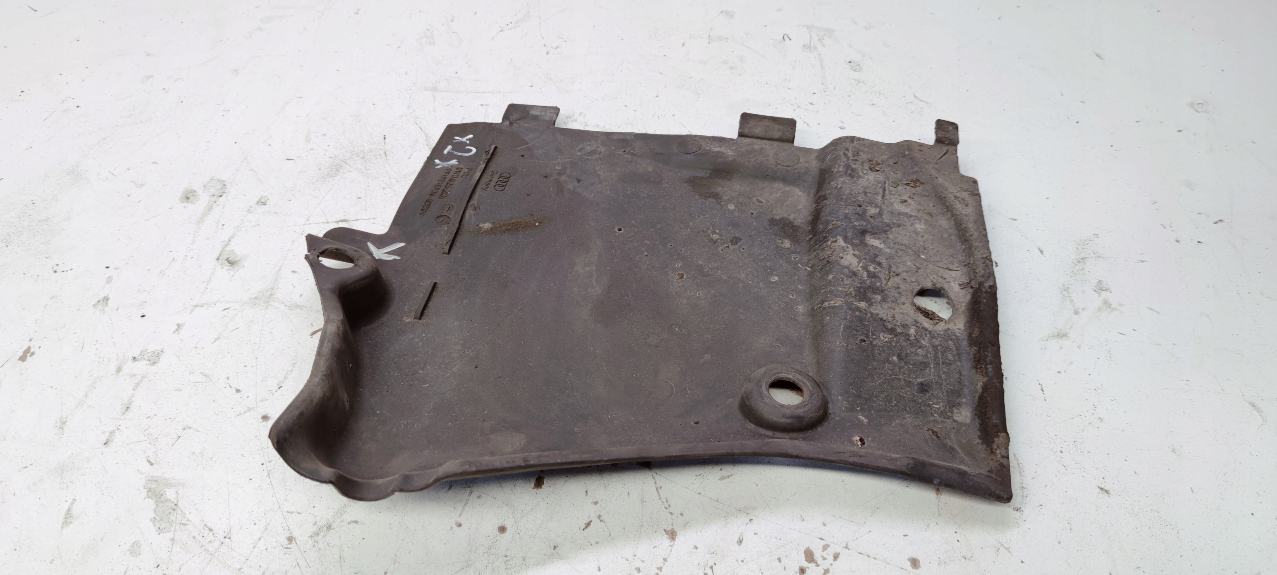 cover chassis front AUDI A4 B9 8W0825201 *2*