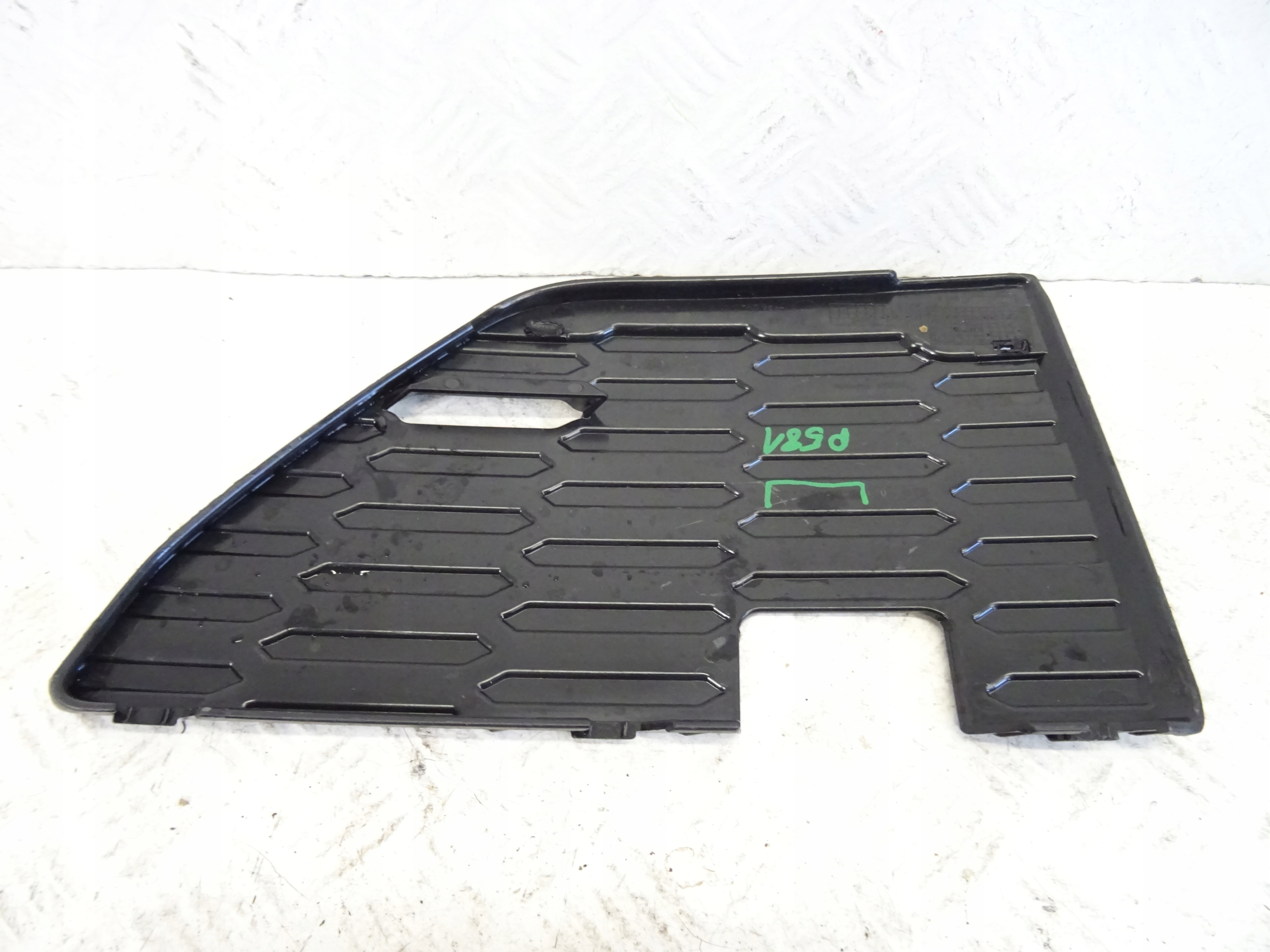 grid of a bumper front right AUDI Q7 II 4M0 4M0807152G