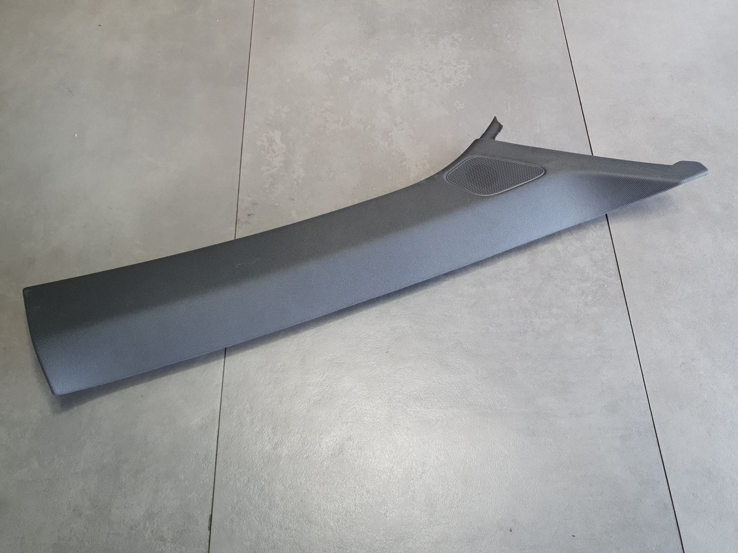 Audi A3 8Y Blende Abdeckung slupka A rechts 8Y0867234B