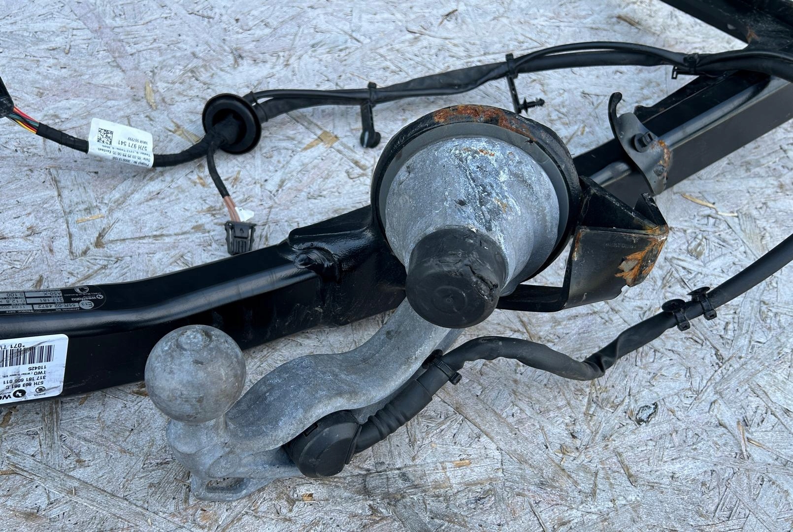 tow original SKODA KODIAQ II 57H803881C