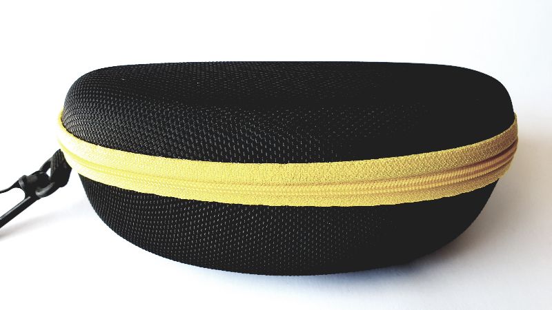 

Etui na Okulary Futerał czarny twardy żółty zamek