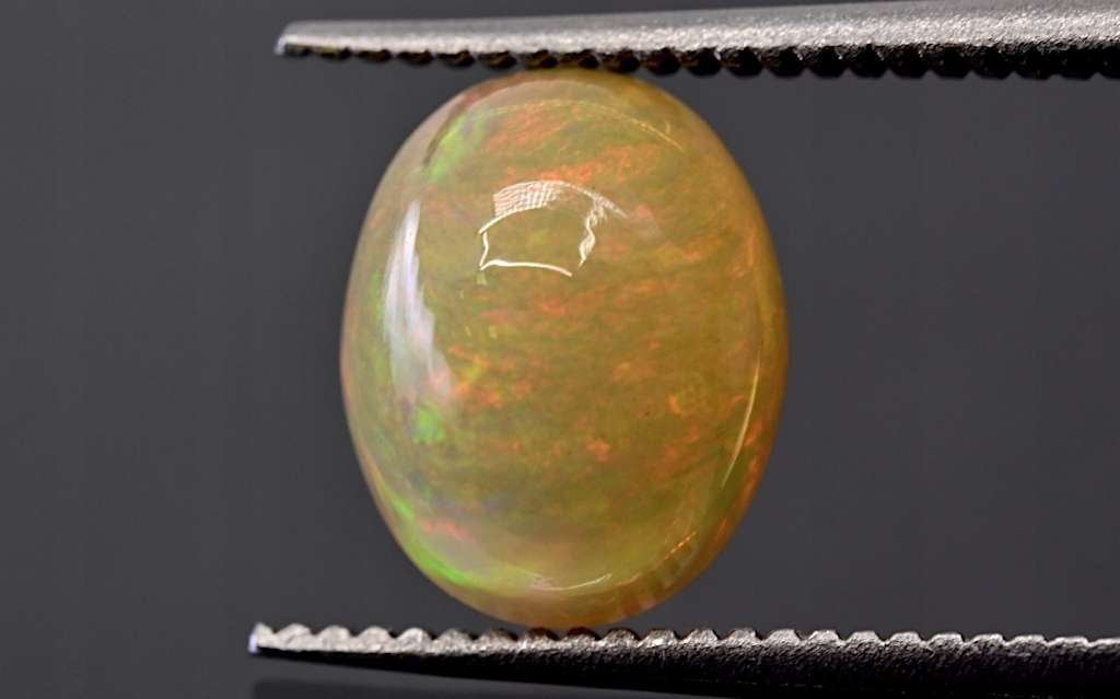 Opál z Etiopie kabošon ovál 9x7 mm