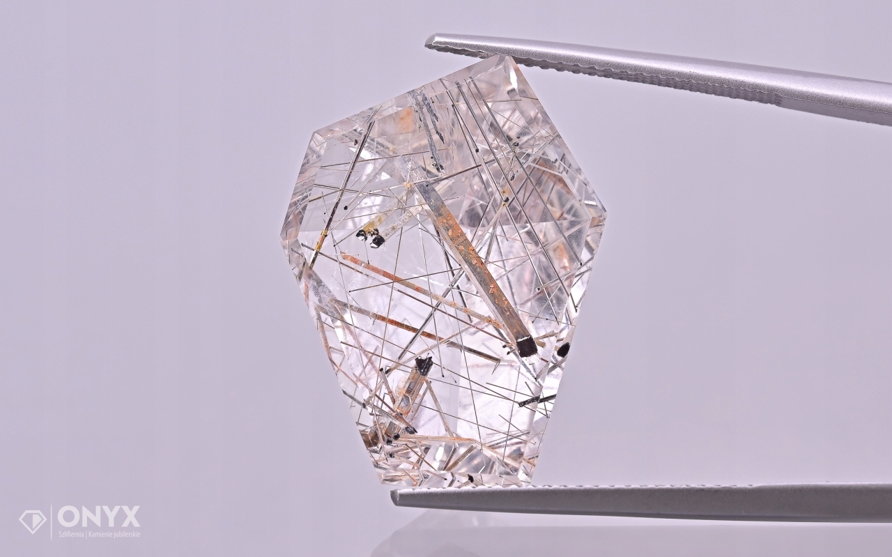 Křemen s rutilem fazetovaný nepravidelný 23,5x17,5 mm