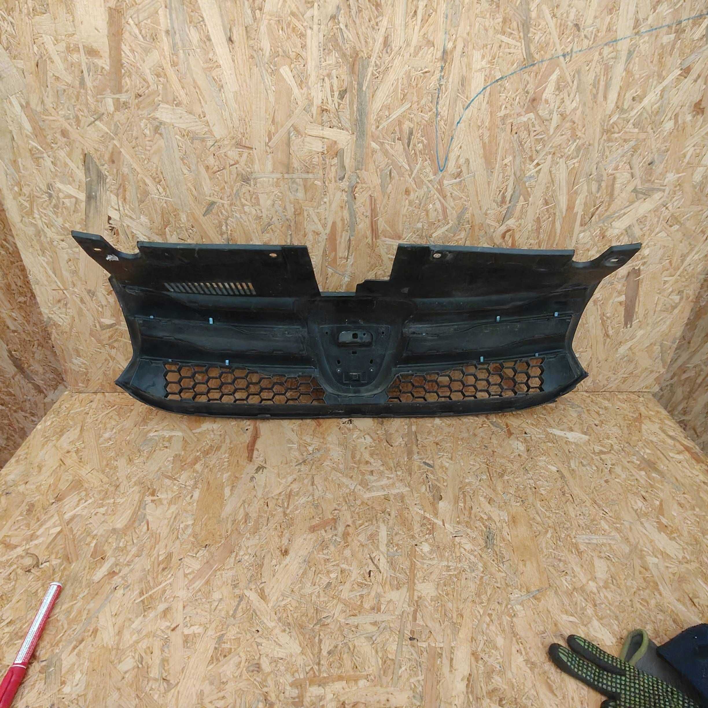 Dacia Sandero II 2017 front grille radiator / grill