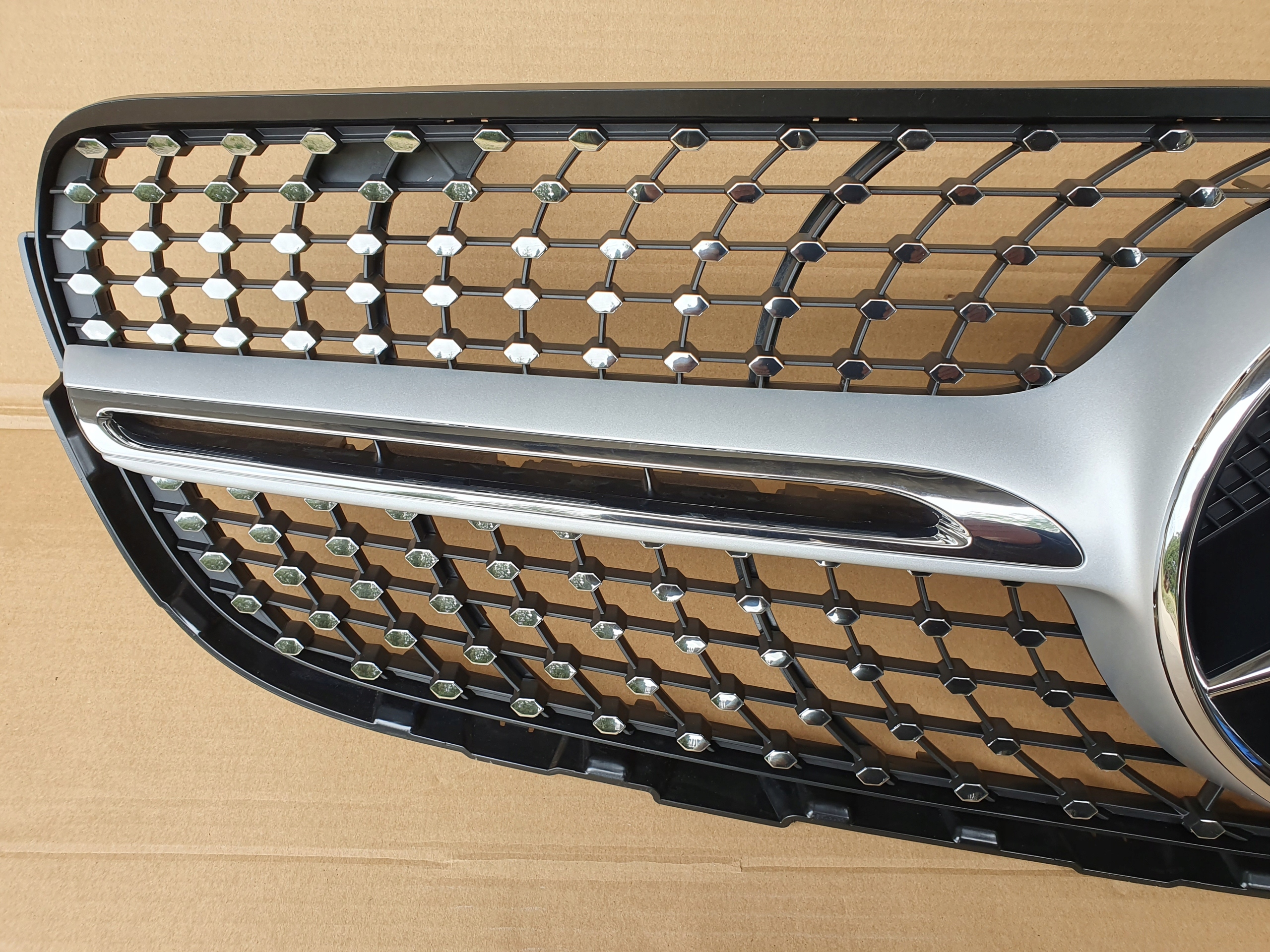 ATRAPA MERCEDES GLC 253 ATRAPA DIAMOND GLC 253 NOWA Producent części Mercedes-Benz OE