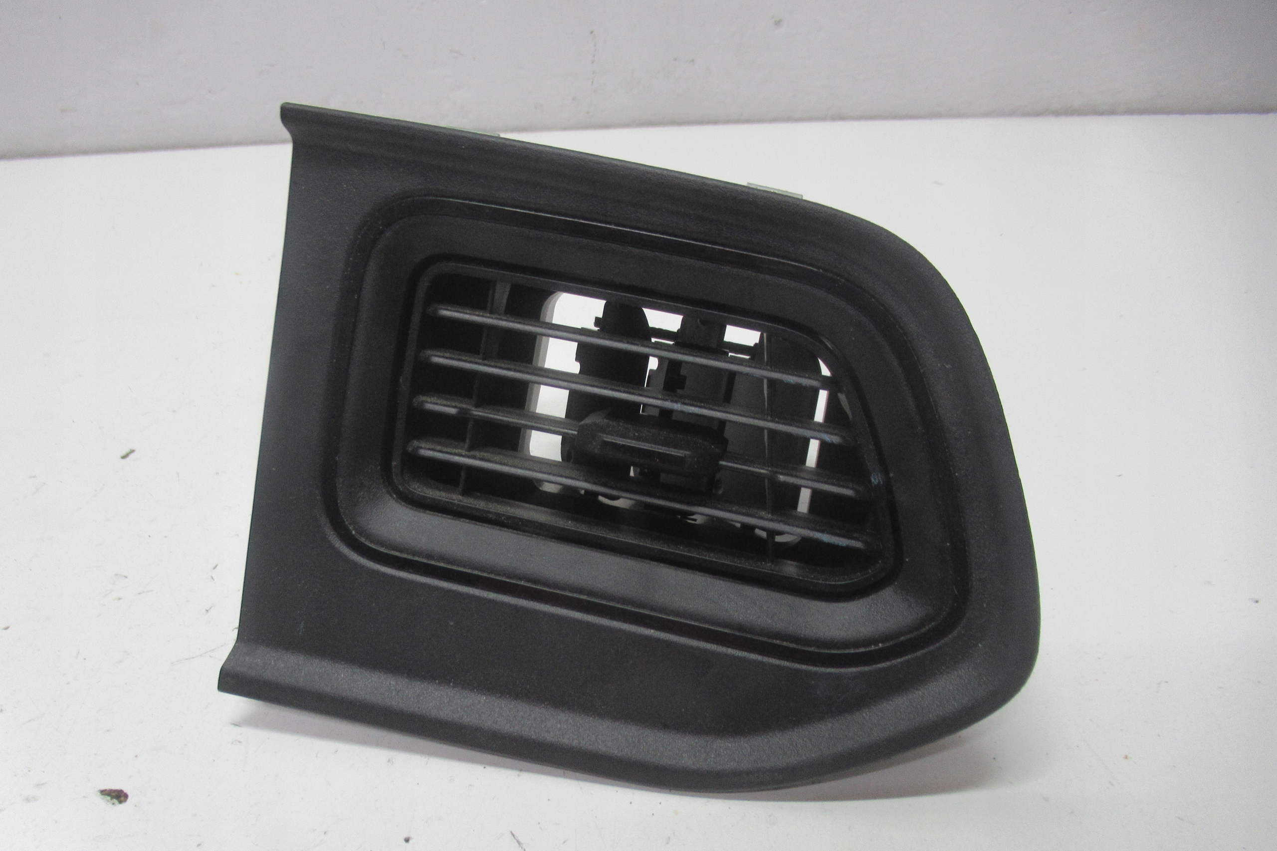 MASTER III MOVANO 19R grid air conditioning devices left
