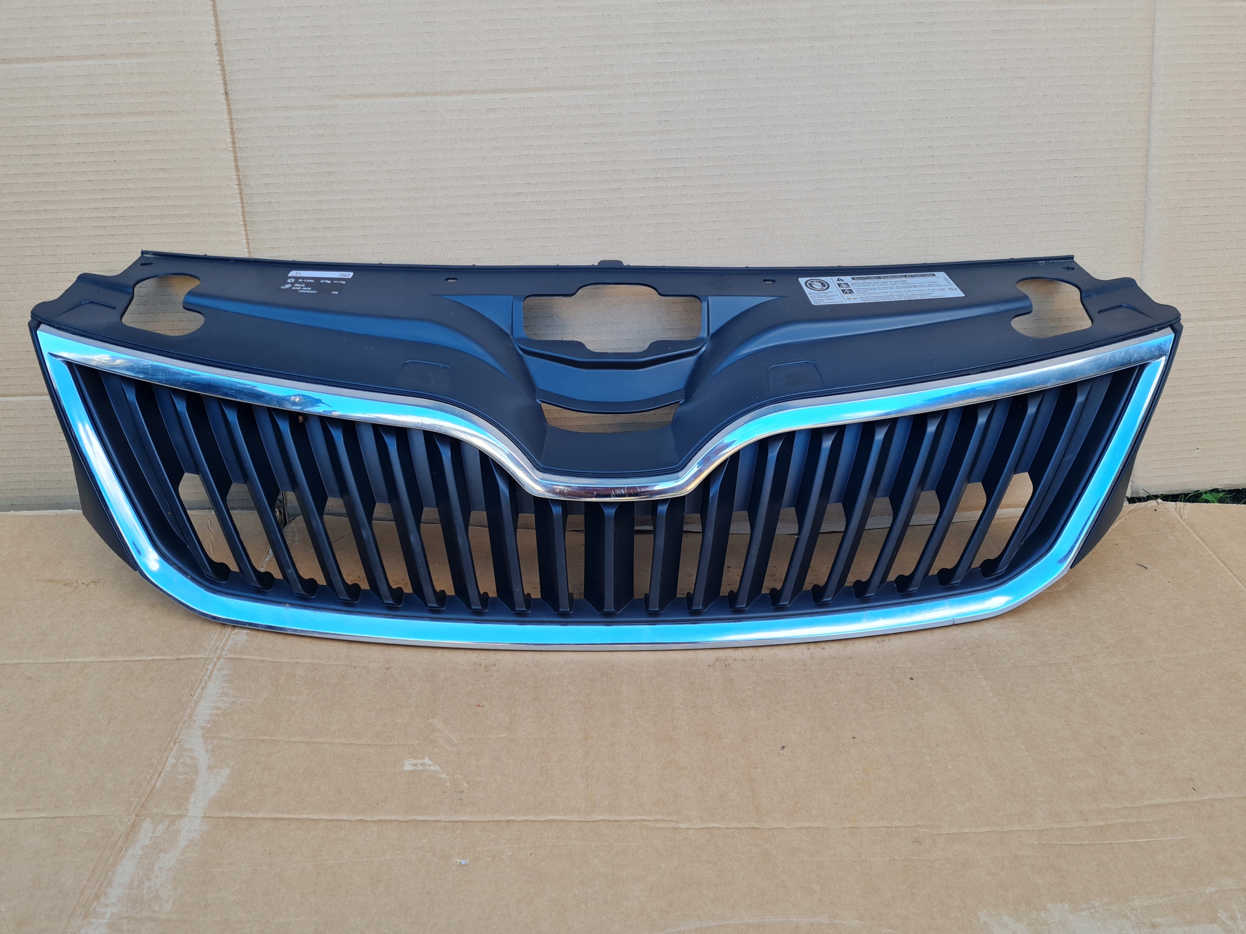 SKODA RAPID 5JA решетка радиатора 5JA853668