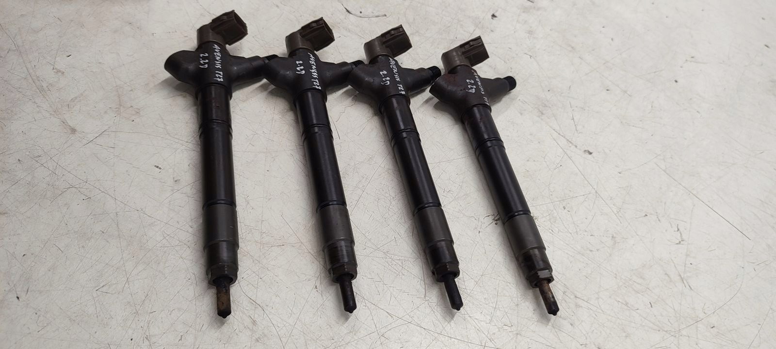 injector Toyota Avensis T27 2,2 D4D
