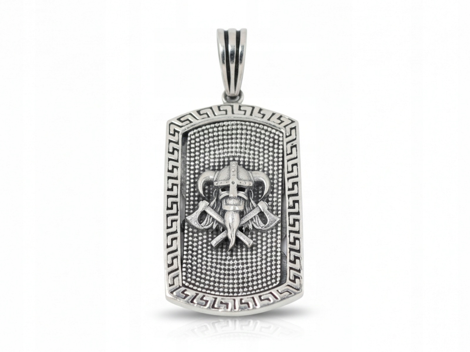 Přívěsek ze stříbra 925 s vikingskou helmou a sekerkami je pro něj ideální