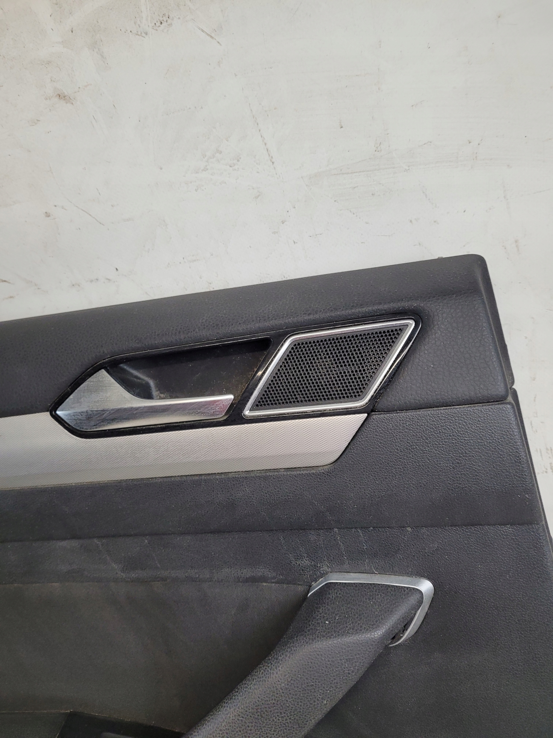 side upholstery handle door left rear part VW PASSAT B8 KOMBI 15r.