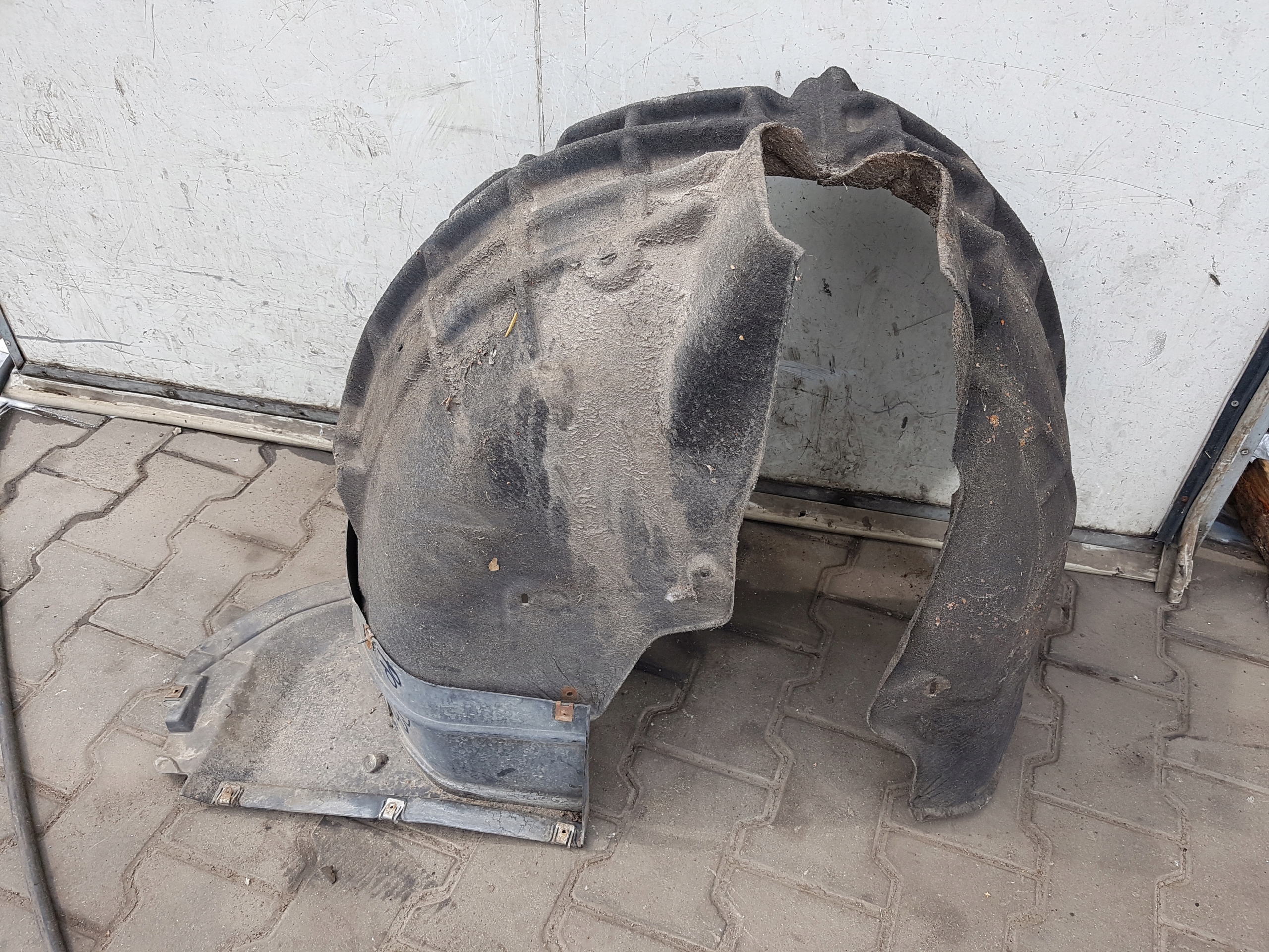AUDI Q3 8U 11-14r NADKOLE PRAWE PRZÓD 8U0853888