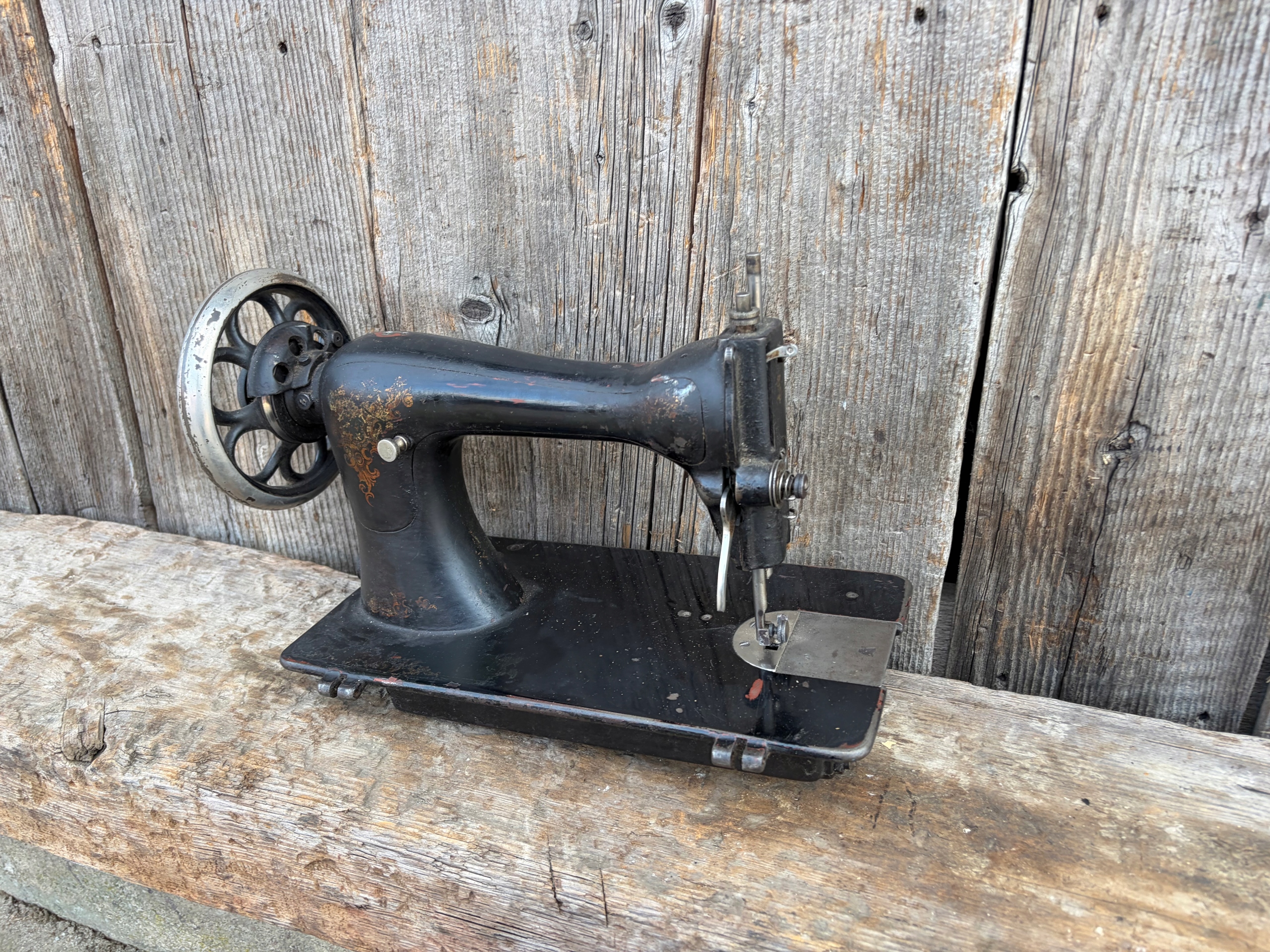 Старая швейная машина
