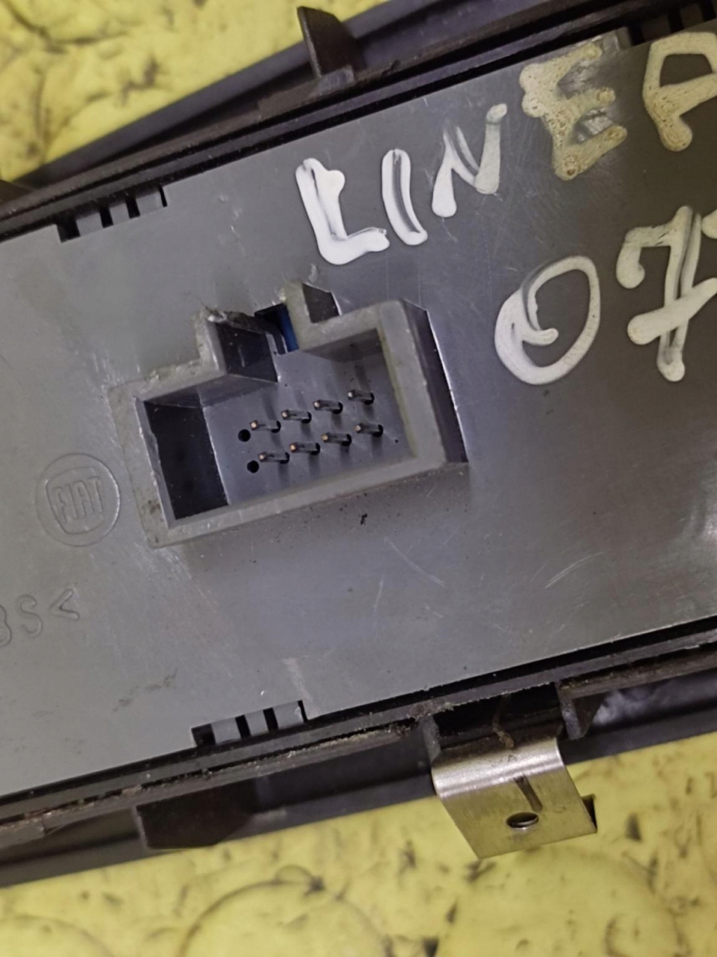 FIAT LINEA Commandes Vitre 7354423320