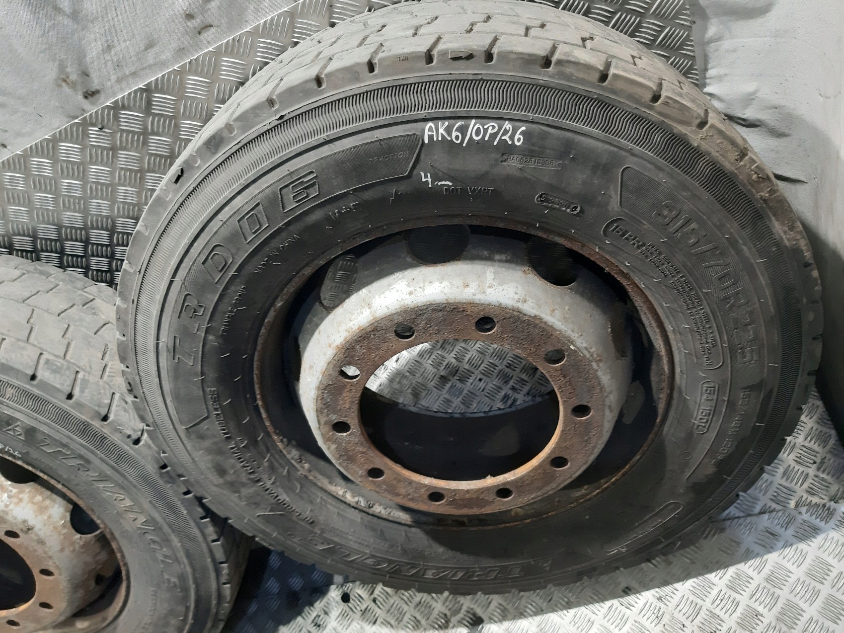 tyres TRIANGLE TRD 06 discs wheels CIEZAROWE 2x 315/70 R22.5