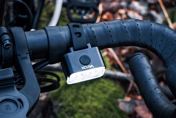 LAMPKA ROWEROWA PRZÓD NA KIEROWNICE ŚWIATŁO LED OŚWIETLENIE ROWER USB VAYOX Waga 33 g