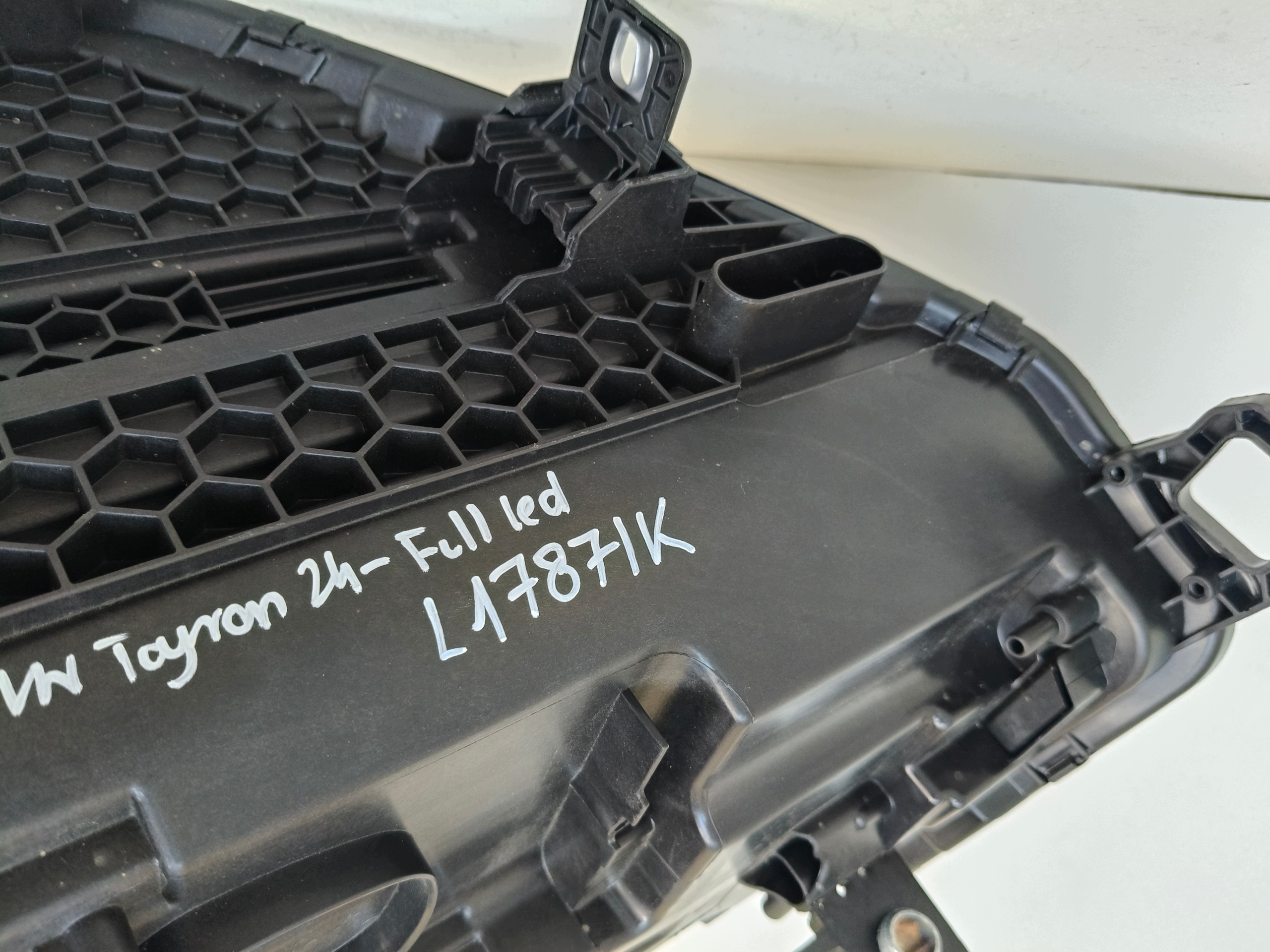 světlo pravá REFLEKTOR VW TAYRON 57L 24- FULL LED