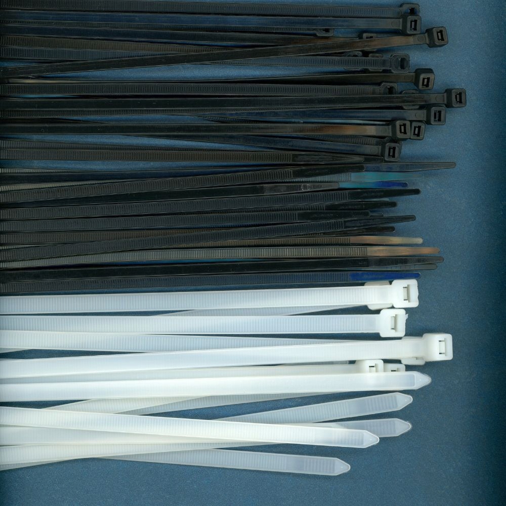 Opaski kablowe zaciskowe BARDZO MOCNE 2,5x200 naturalne trytki ERKO Waga produktu z opakowaniem jednostkowym 0.01 kg