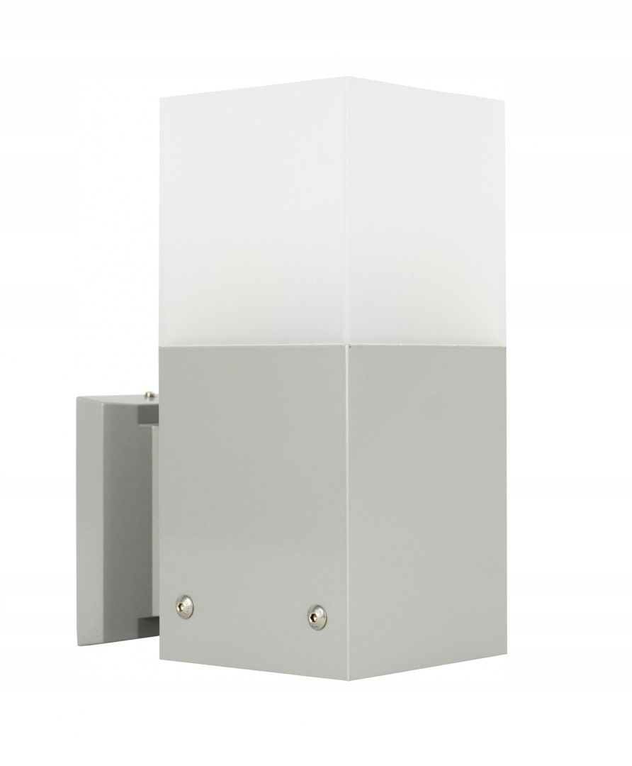 Jednoduché nástenné svietidlo v odtieni striebra pri vstupných dverách do domu Cube 20W