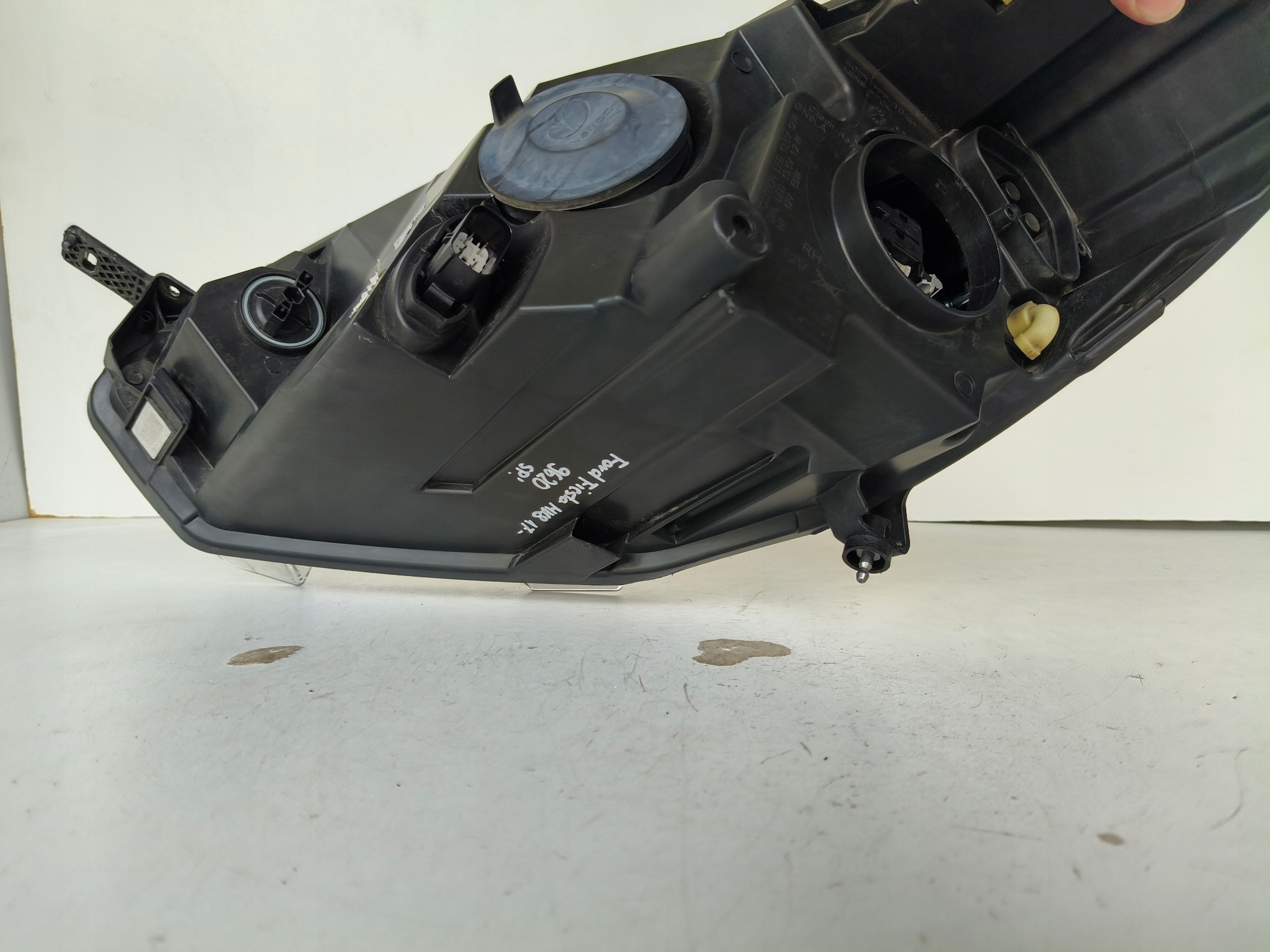 light right REFLEKTOR FORD FIESTA MK8 17