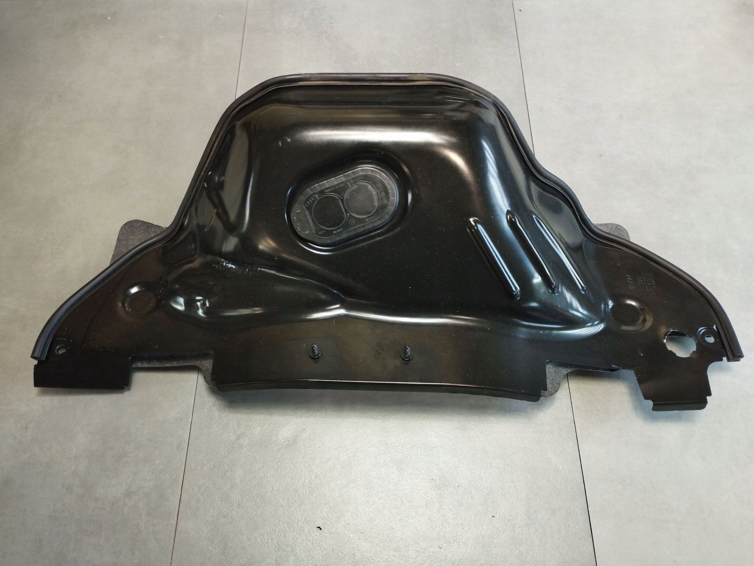 Audi A4 S4 B9 8W Blende Abdeckung wärmblech 8W0819523F