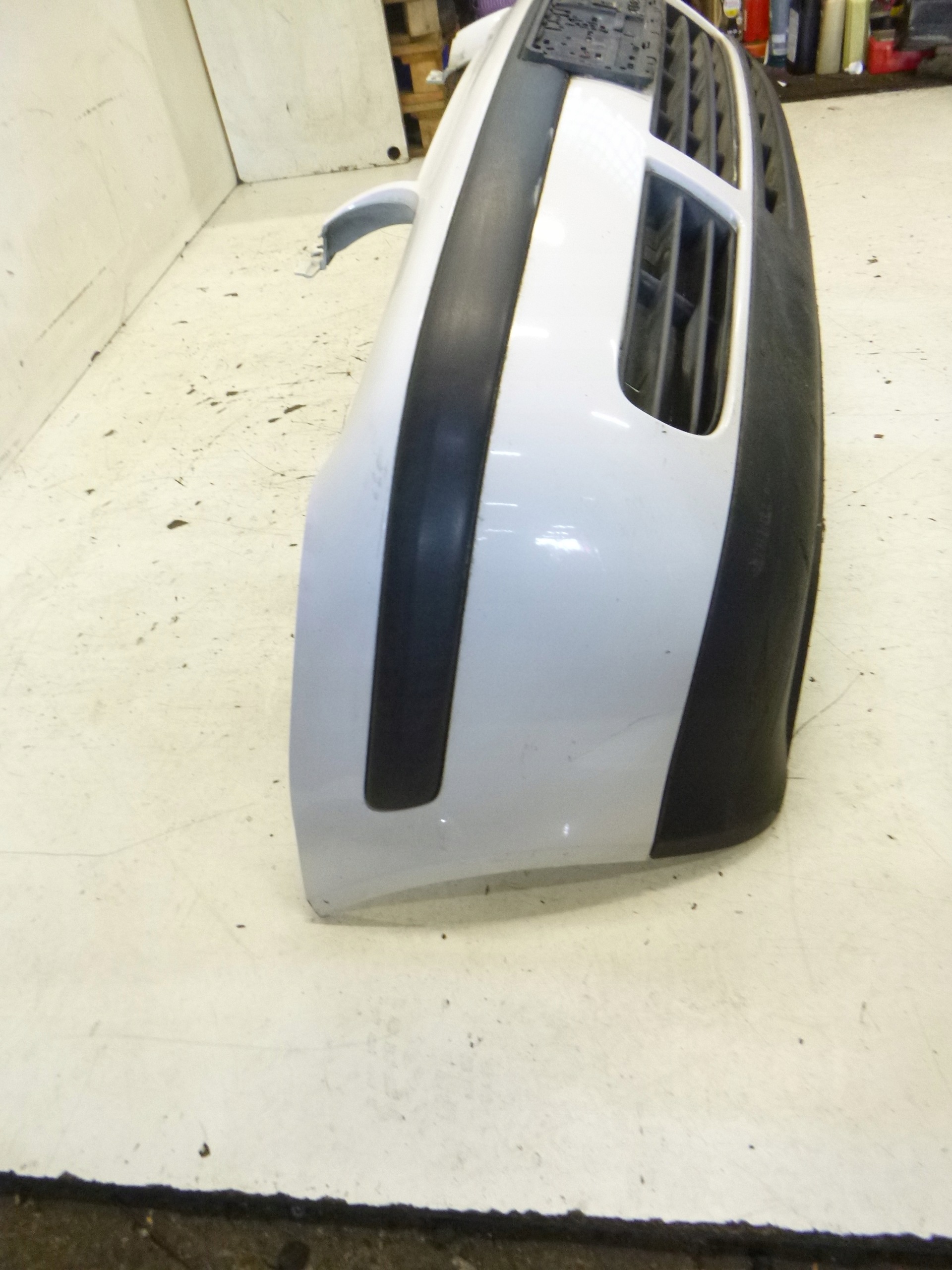 nárazník předek VW Golf IV 4 LB9A bílý 1J0807221 originál 1997–2006