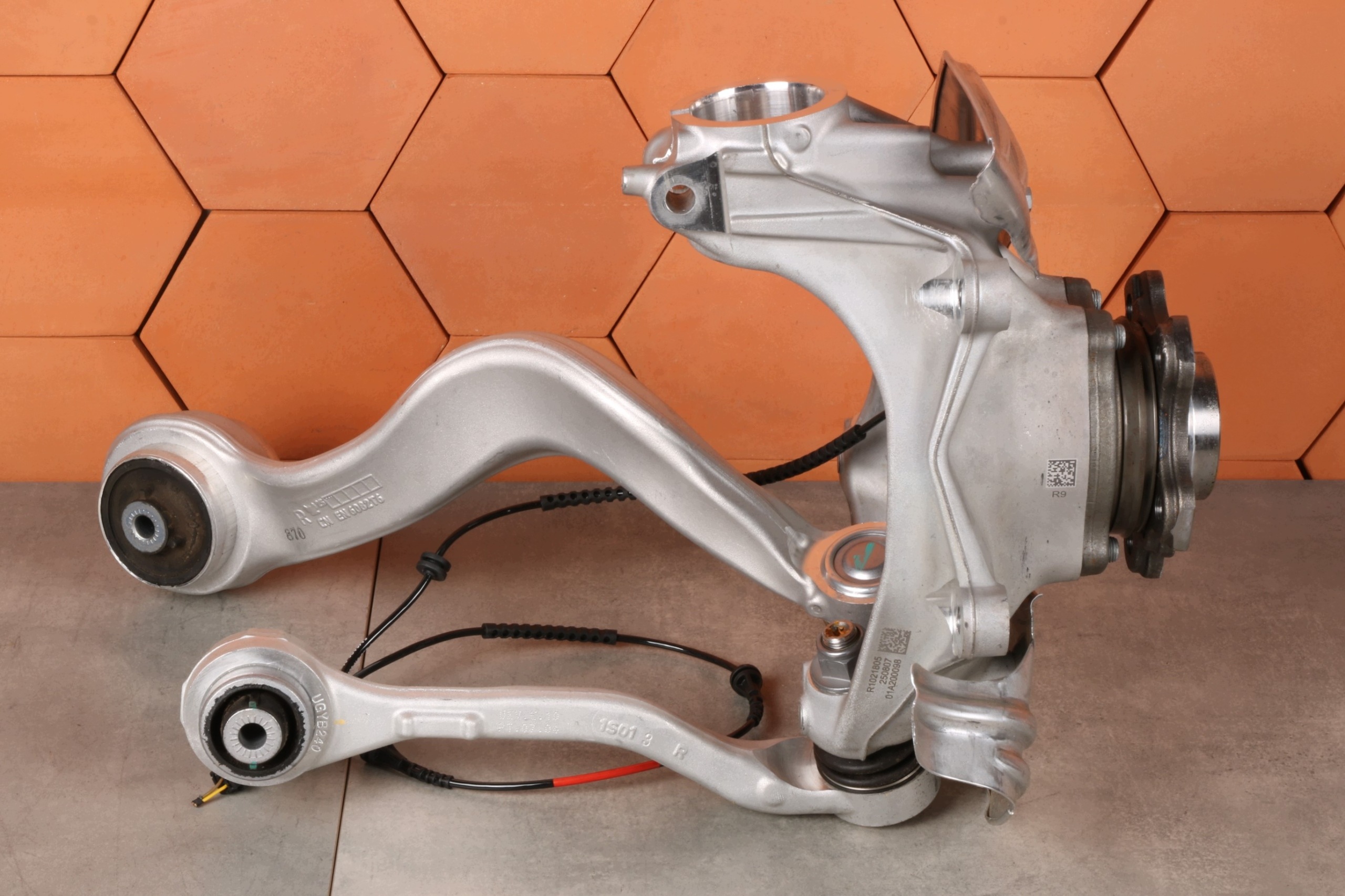 BMW i4 G26 eDrive35 eDrive40 otoč ramene čepu pravý předek 6893260