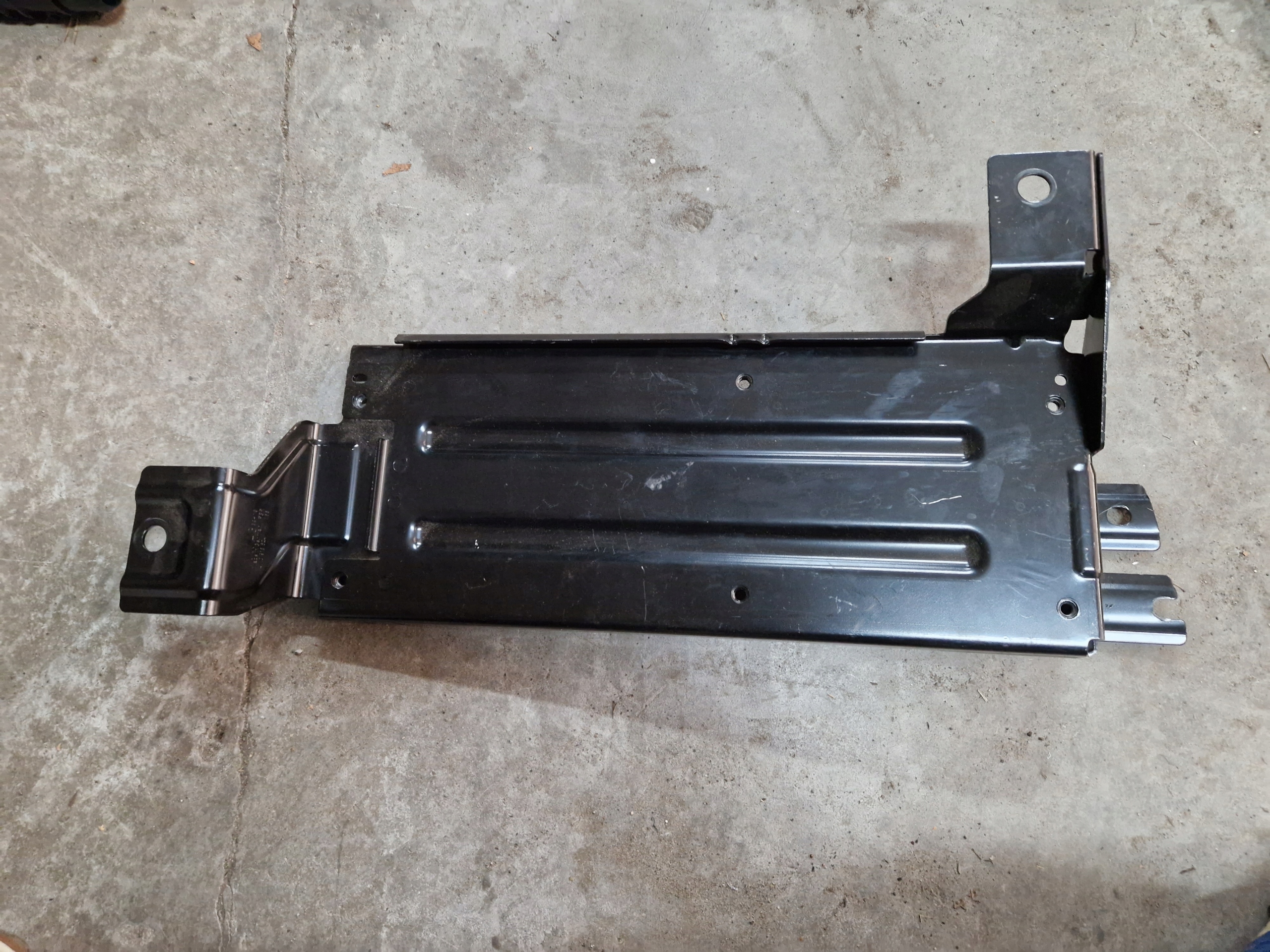 4M0915524 - AUDI Q8 кронштейн кріплення акумулятора