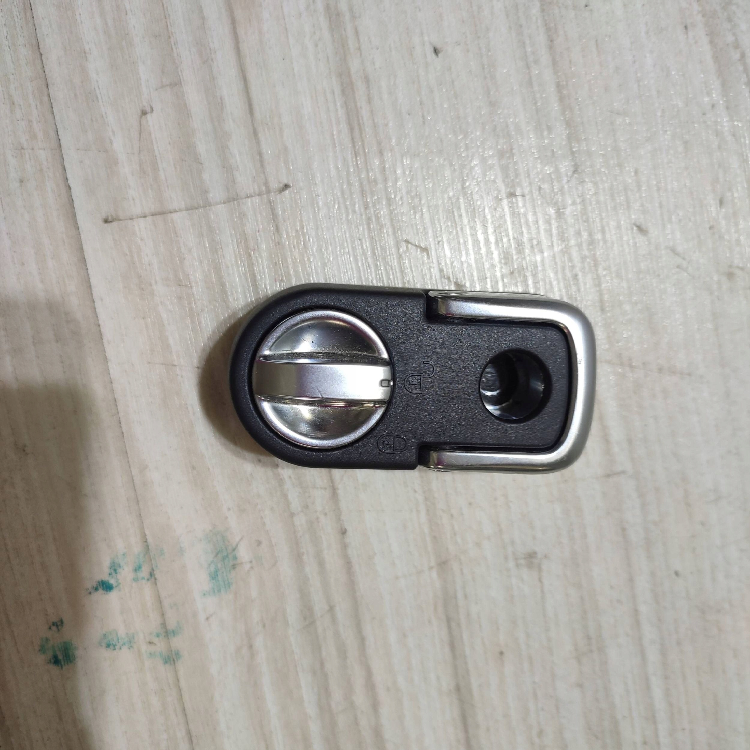 Ucho do of the gripping boot hook Jaguar F-Pace