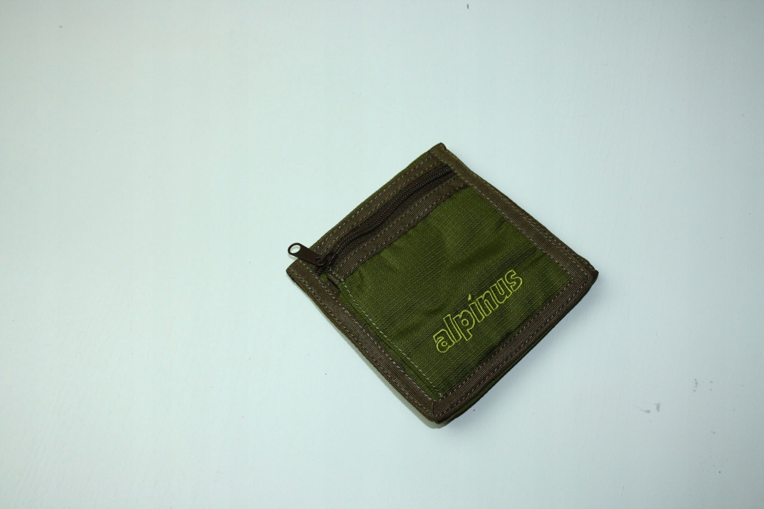 

kwadratowy portfel Alpinus Wallet 1 khaki nowy