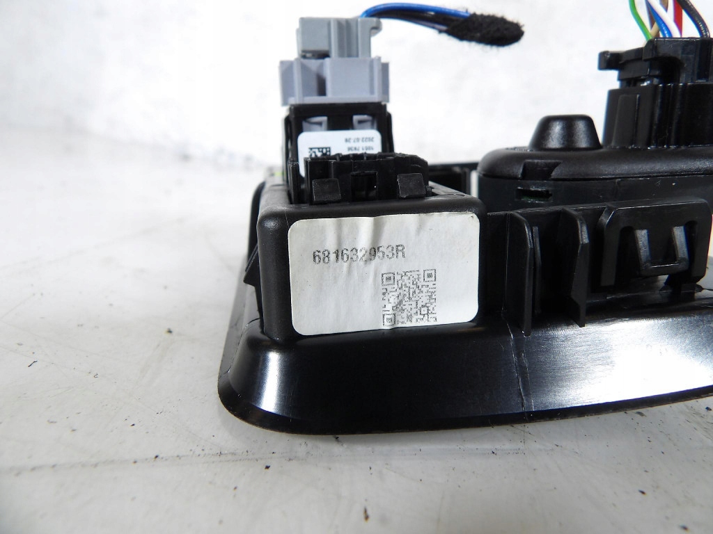 DACIA DUSTER II LIFT Commandes BLIS 681632953R