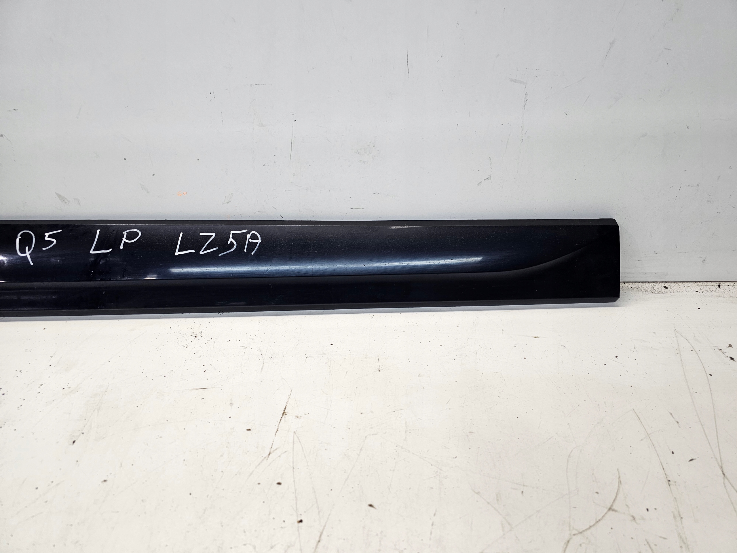 moulding lower door left front AUDI Q5 8R 8R0853959E LZ5A