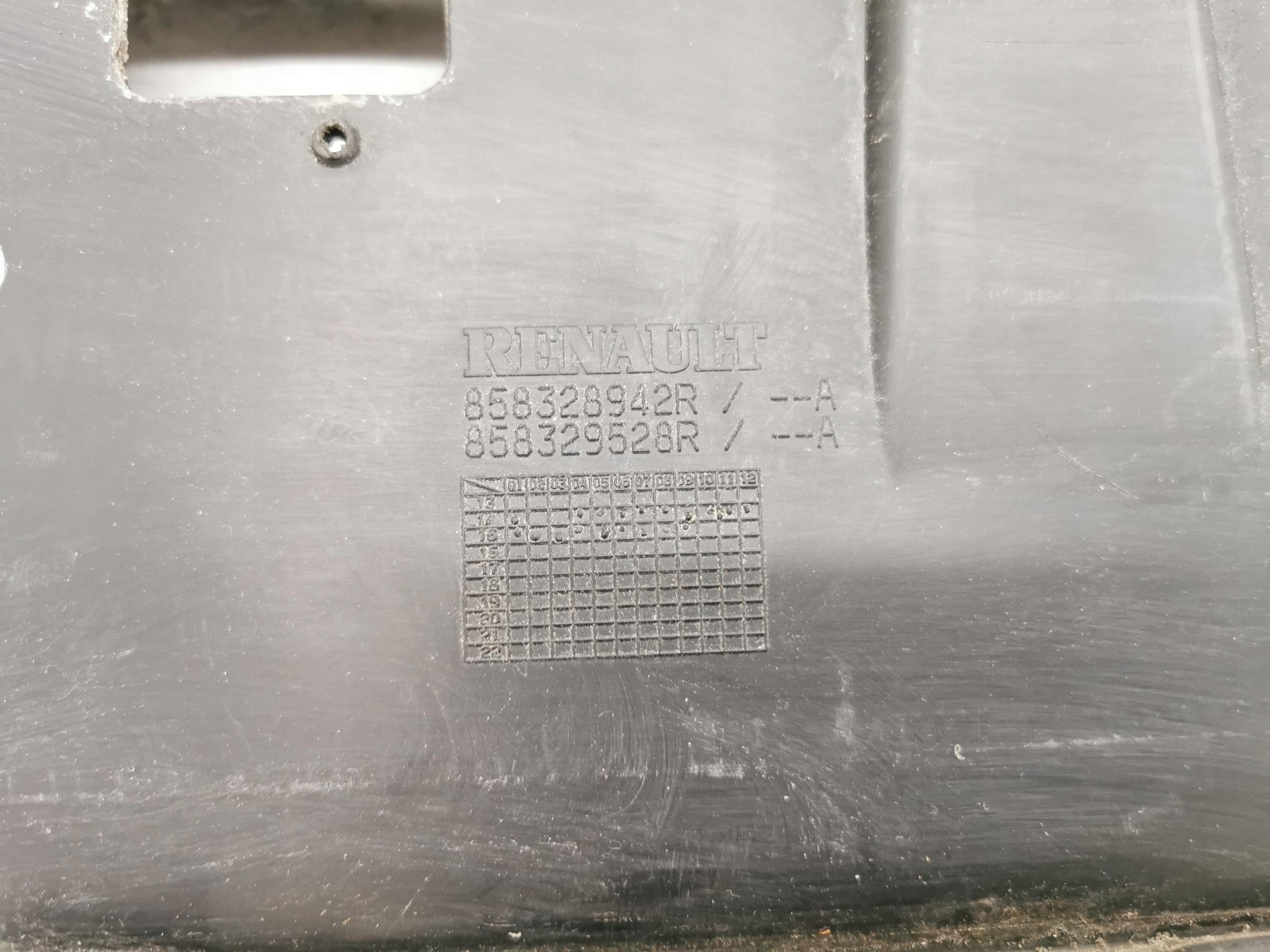 grid of a bumper rear RENAULT TWINGO III 14