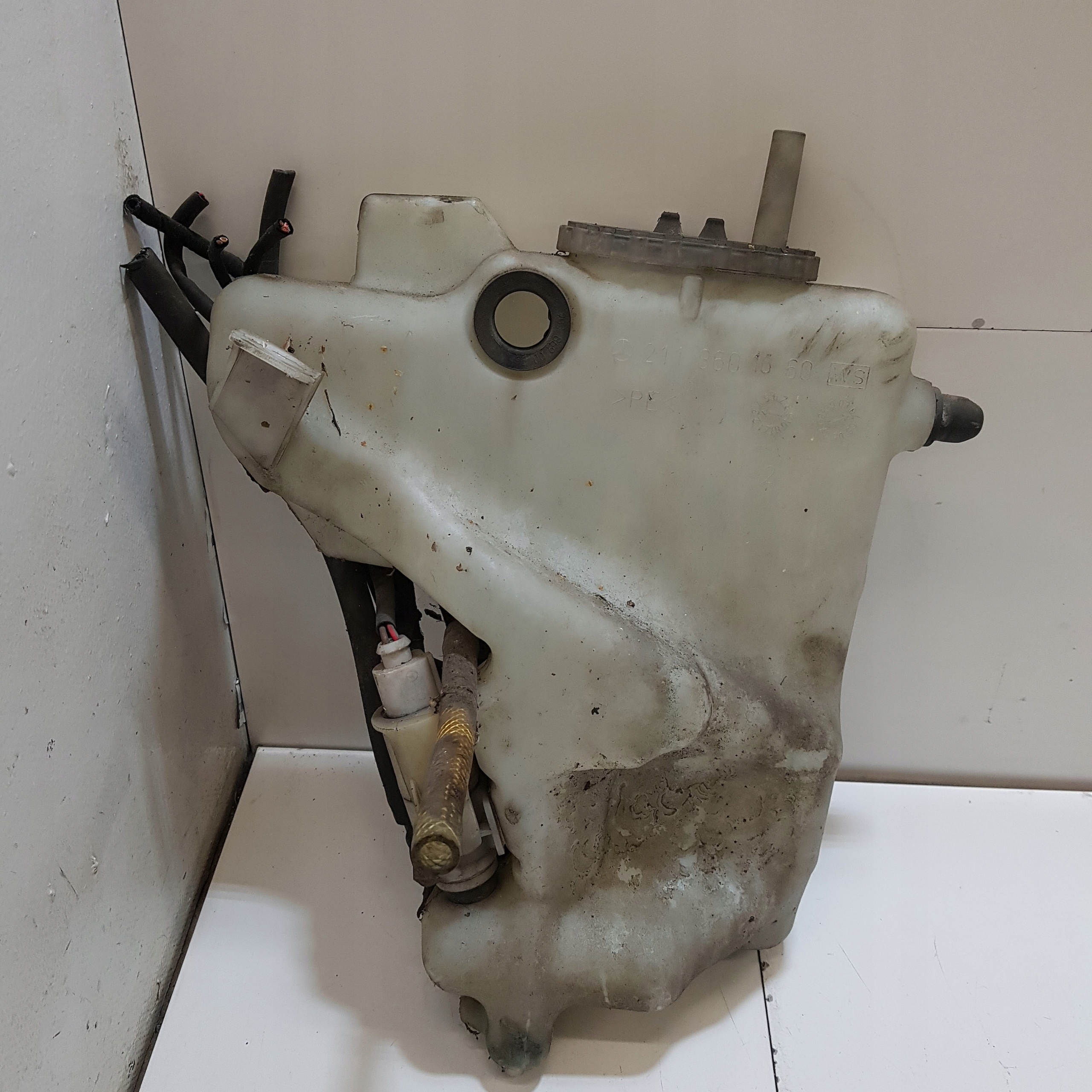 washer fluid tank MERCEDES-BENZ E-KLASA W211 2118601660