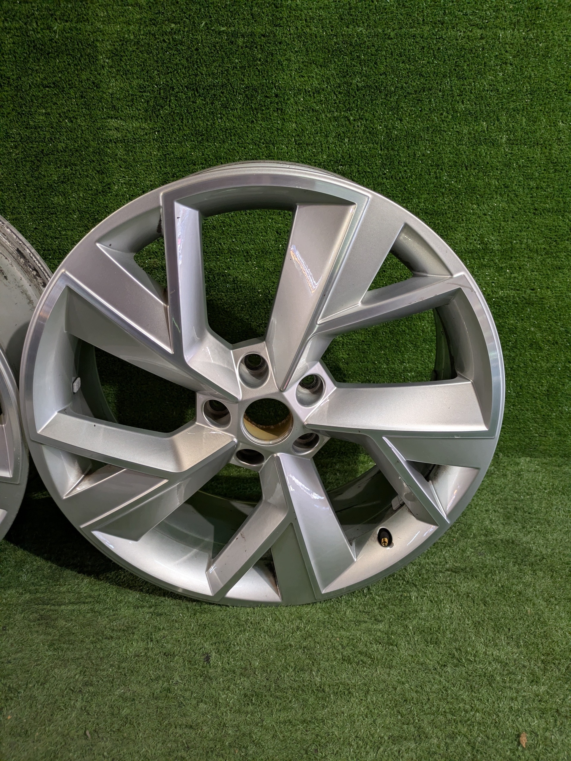 disk hliníkový disk SKODA KODIAQ 19" x 7J ET43 NR.F385