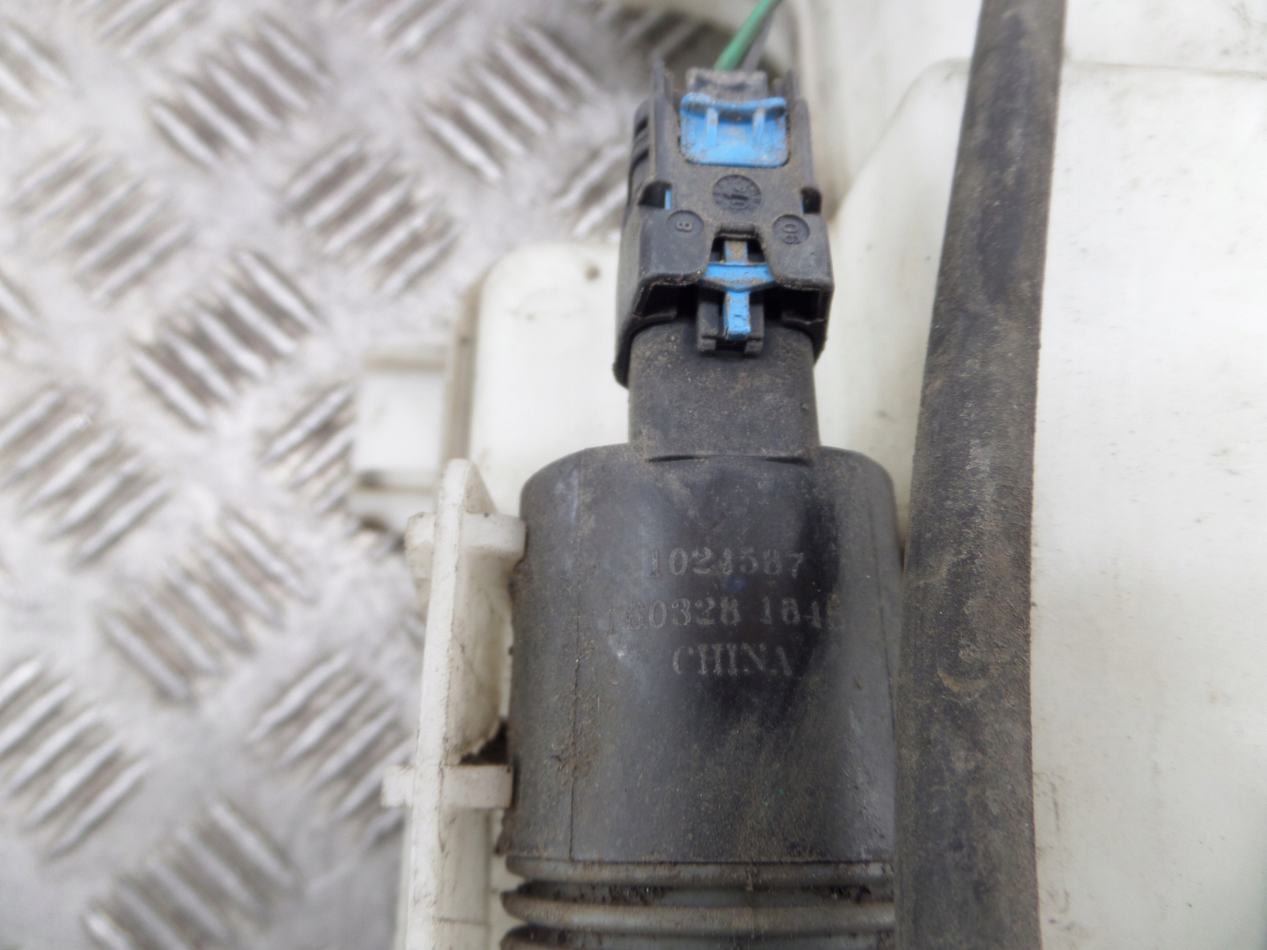 Renault OE 289105241R washer fluid tank