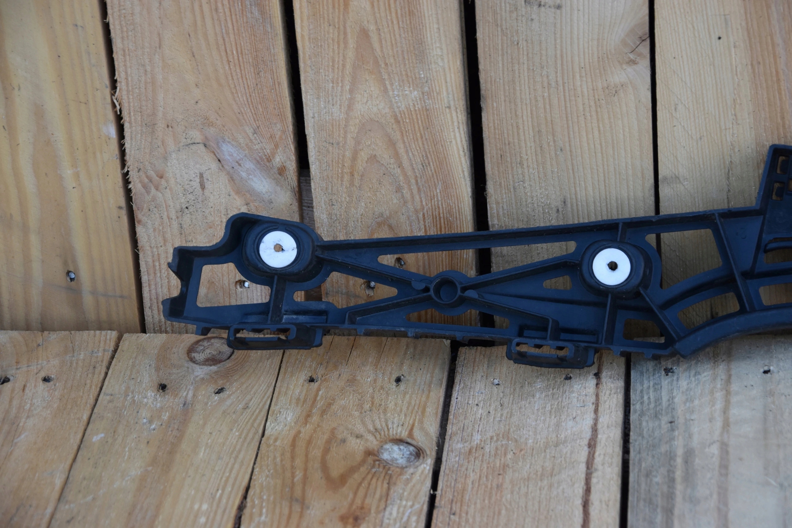 bumper bracket rear part left OPEL INSIGNIA 13238837