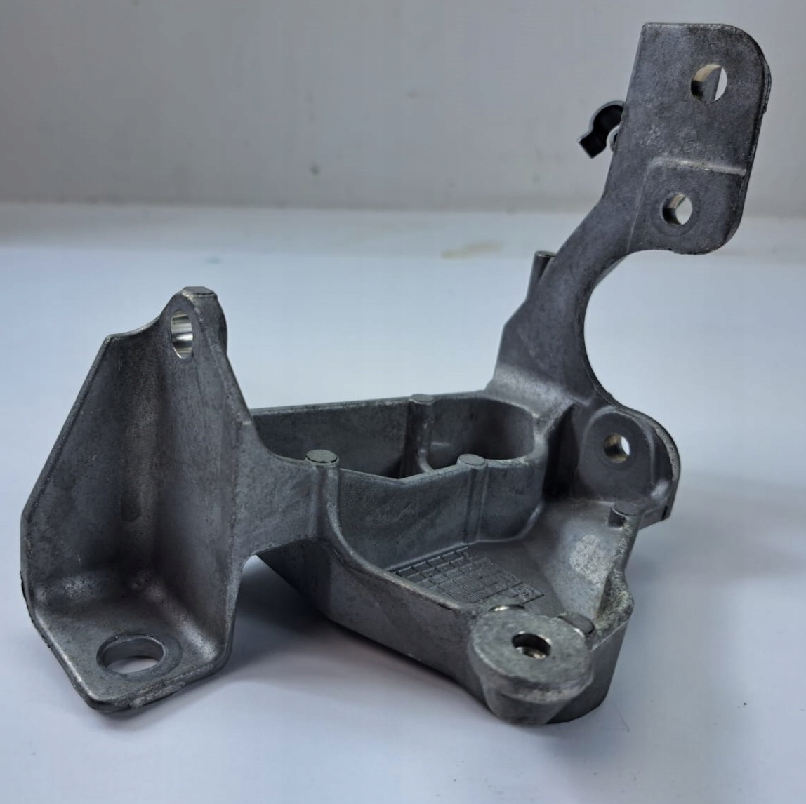 držač POMPY vode RENAULT MASTER III MOVANO B 2.3 DCI 922377470R A