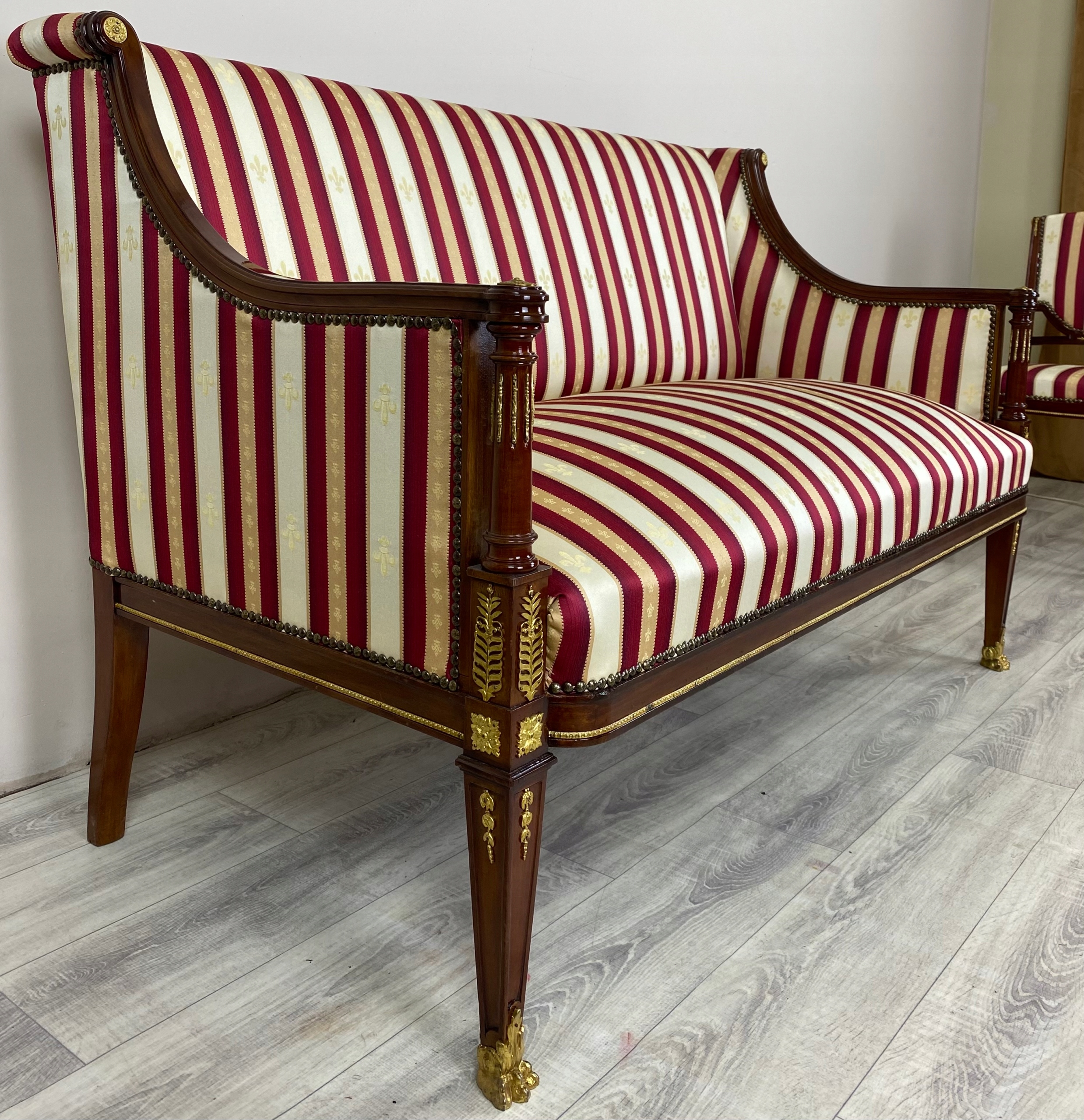 Стильный роскошный диван Louis XV Mahon EMPIRE W92