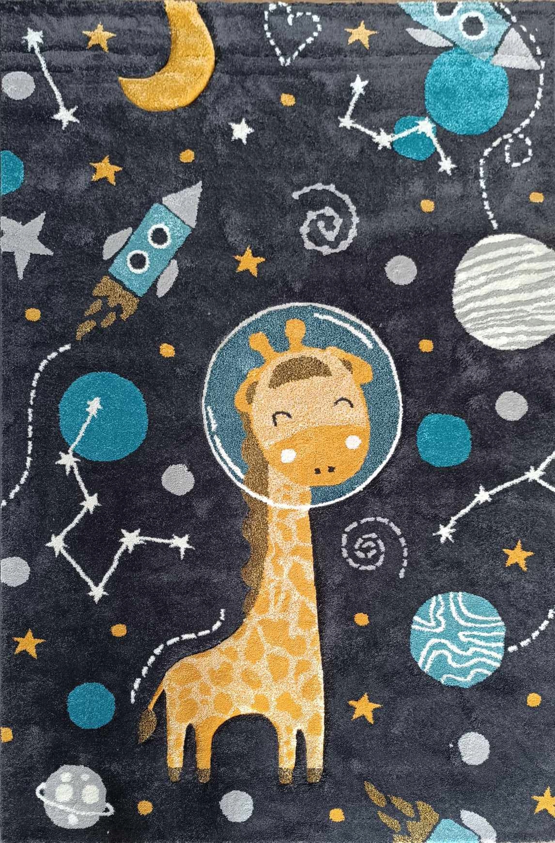 Detský koberec s krátkym mäkkým vlasom, žirafa vo vesmíre 160 x 230 cm