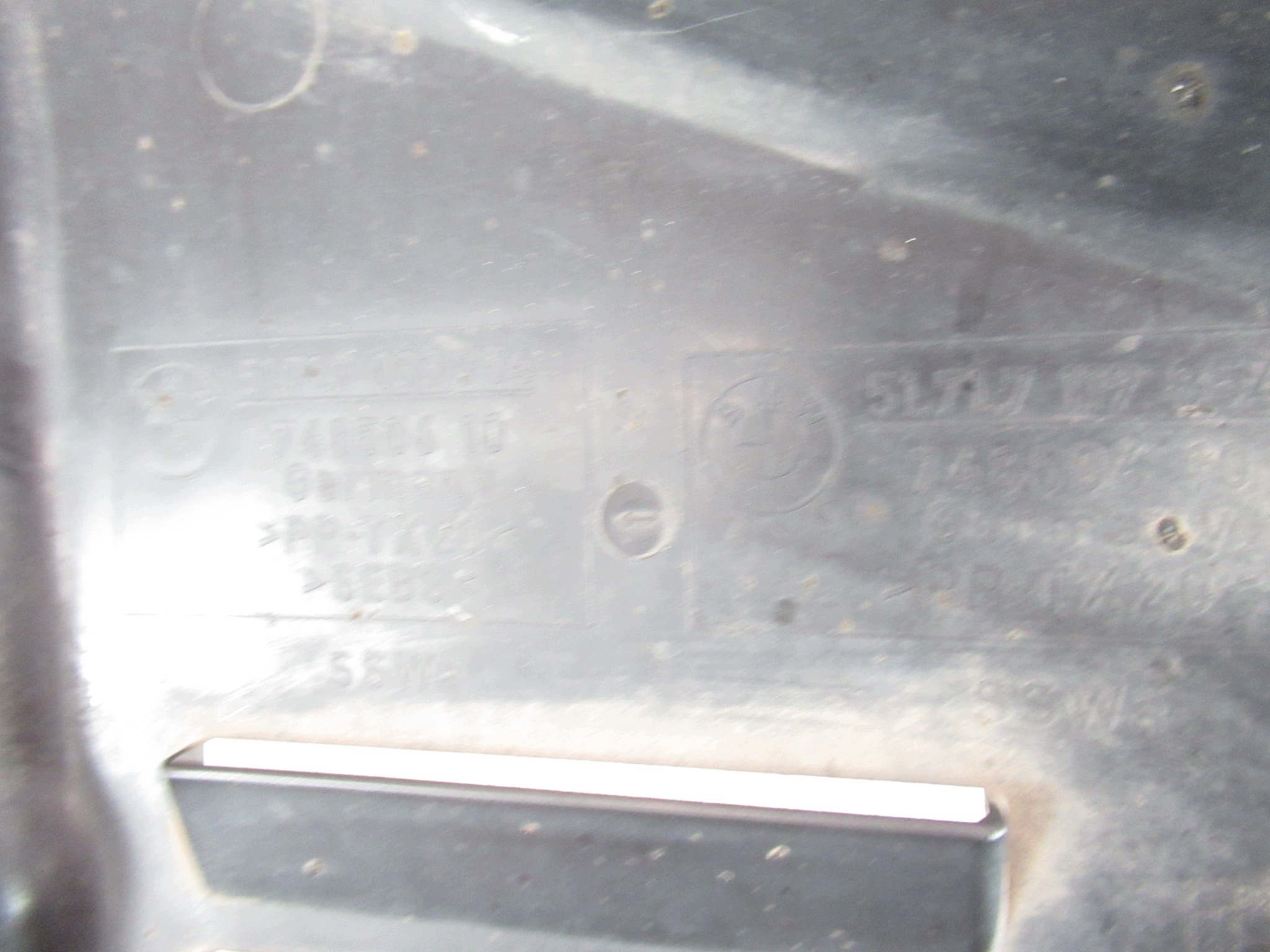 cover nadkola lower chassis right BMW e60 e61 sedan KOMBI