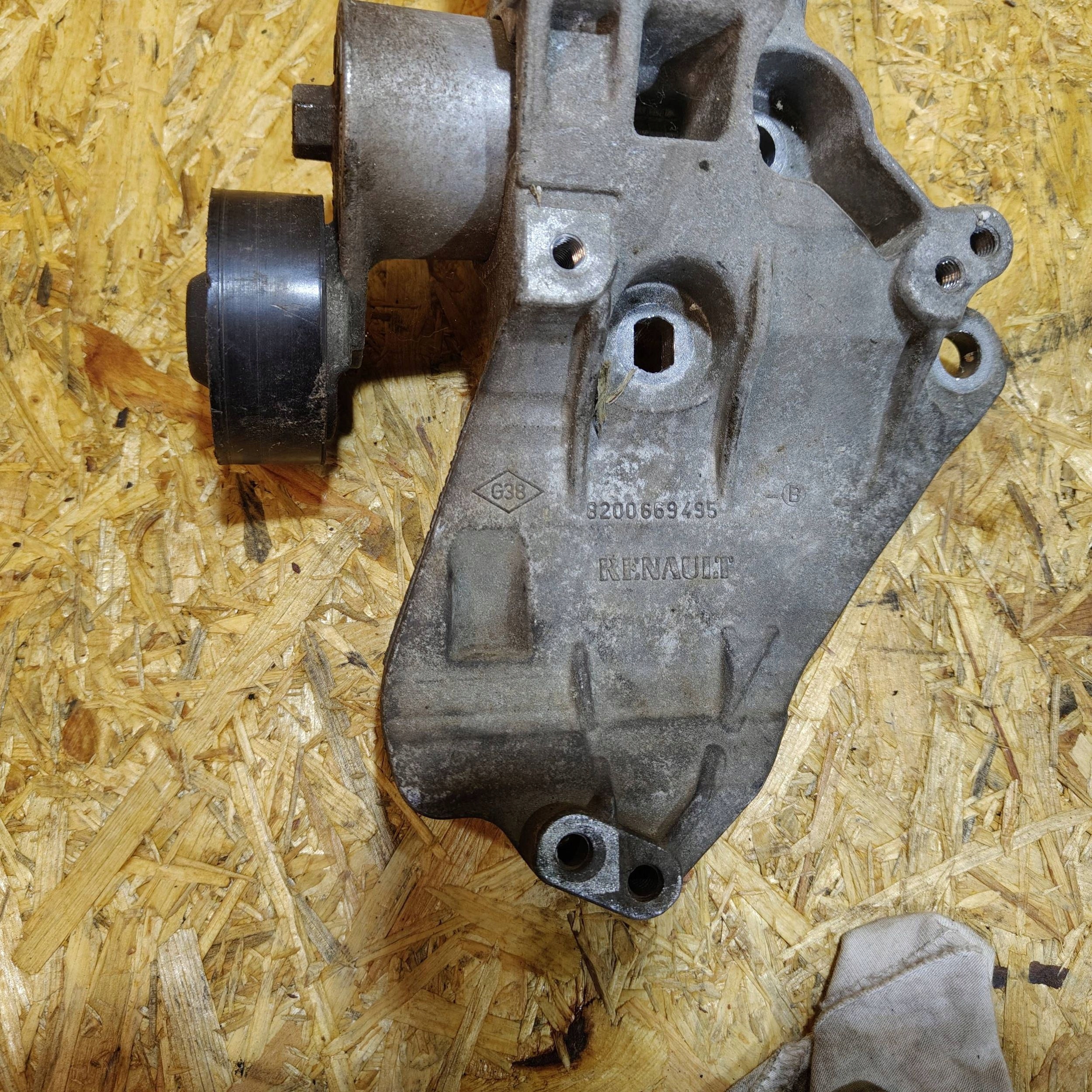 Renault Kadjar 2018 holder alternator