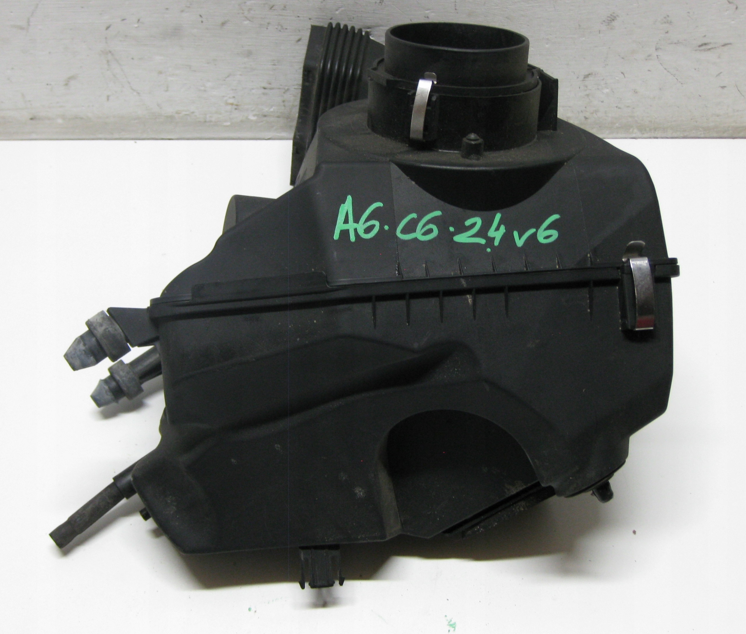 AUDI A6 C6 2.4 6V 05R air filter housing 4F0133835E