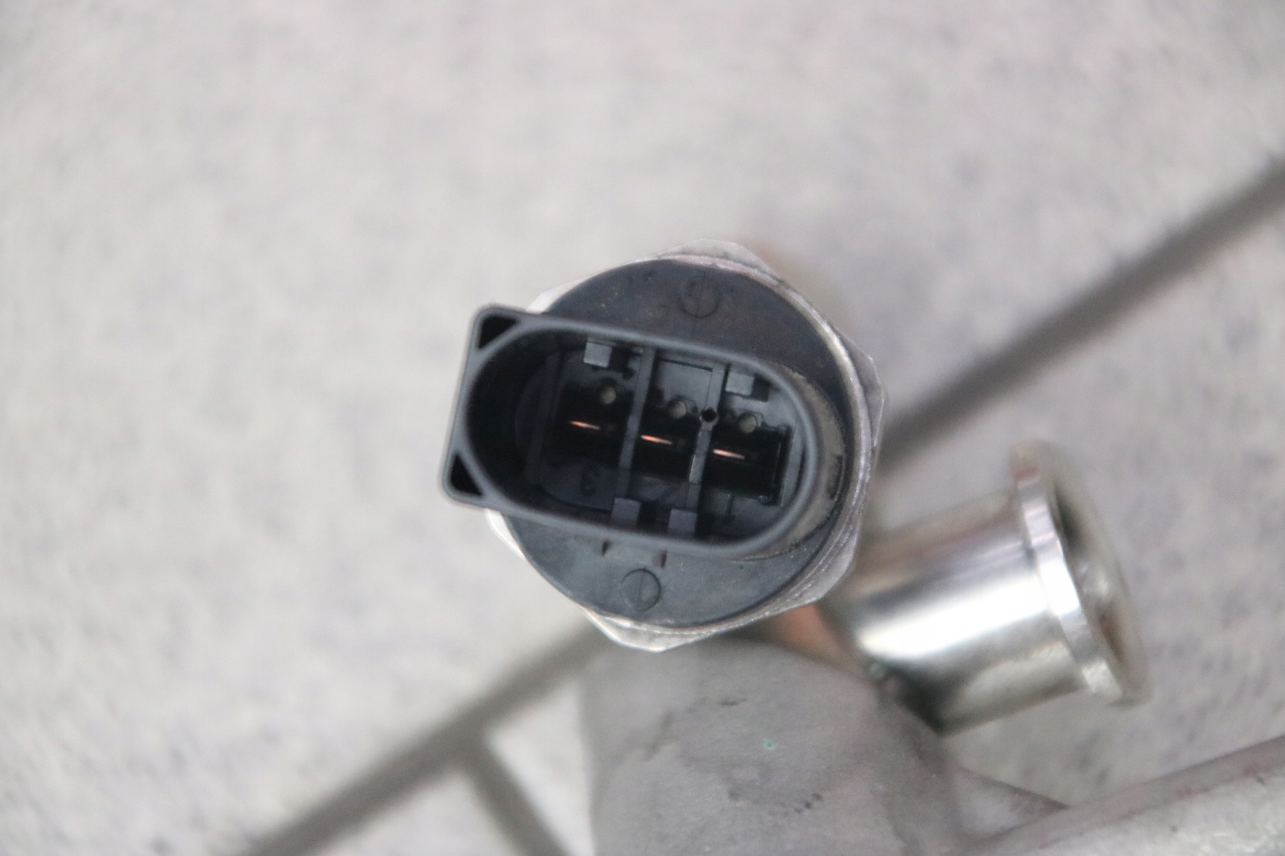 AUDI A4 A6 A8 Kraftstoffverteiler Einspritzleiste Sensor 06E130089AA