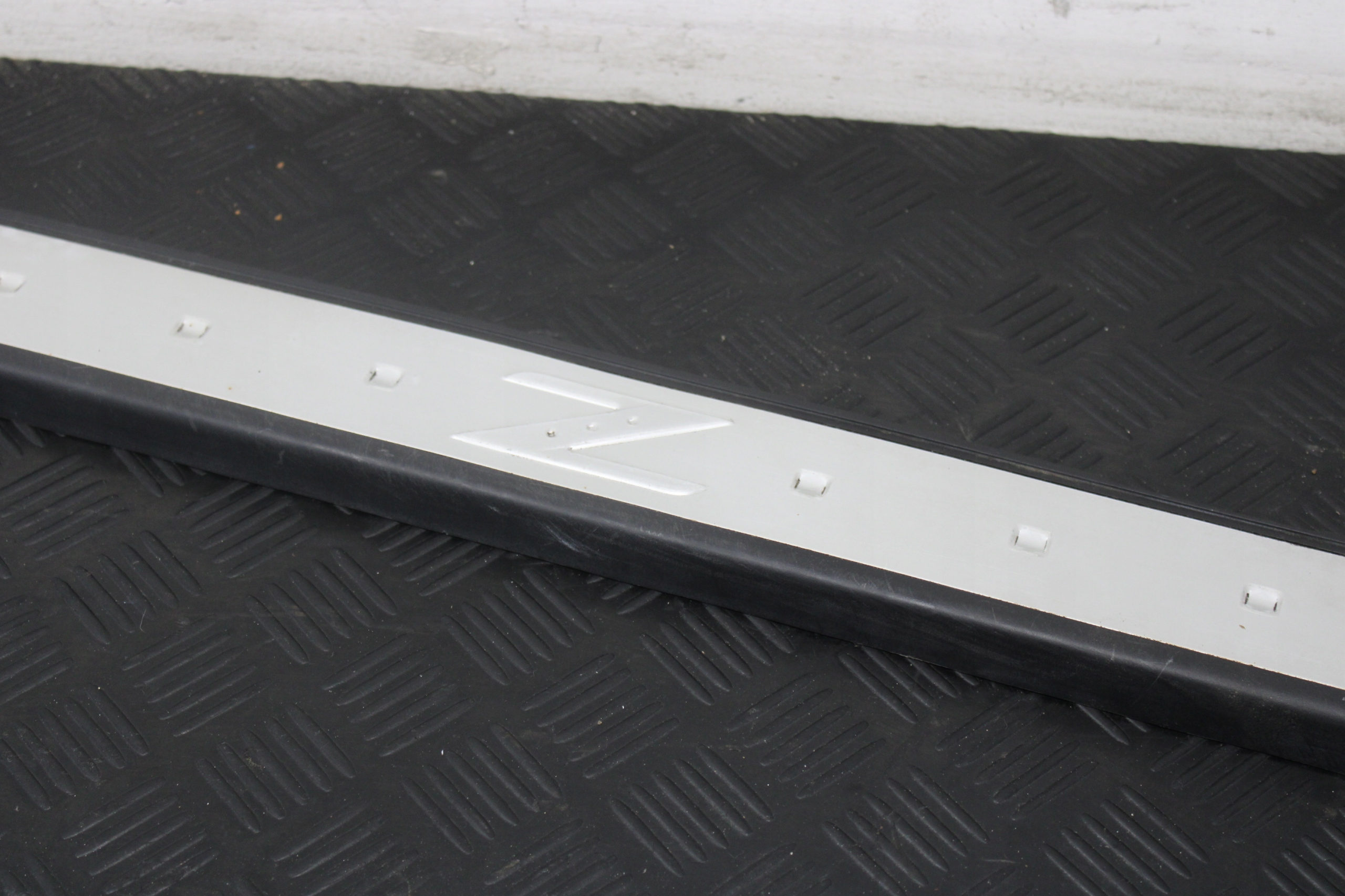 cap threshold moulding left NISSAN 350Z LIFT ROADSTER