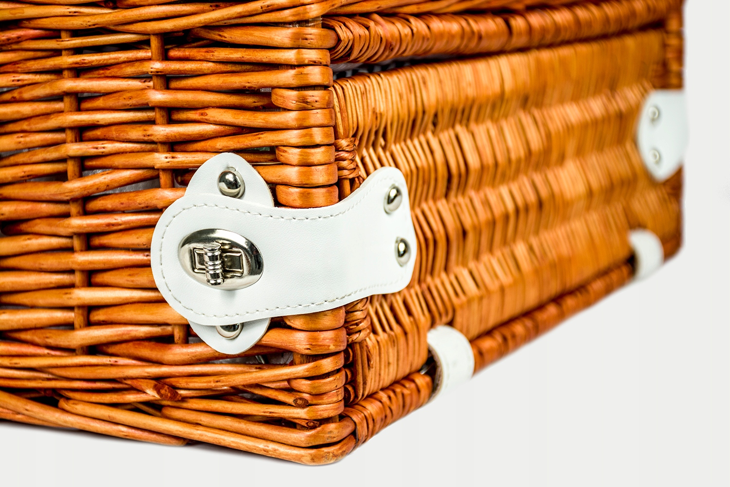 KOSZ PIKNIKOWY WIKLINOWY Z KLAPĄ TALERZE SZTUĆCE ZESTAW TERMOTORBA 4 OSOBY Materiał wiklina