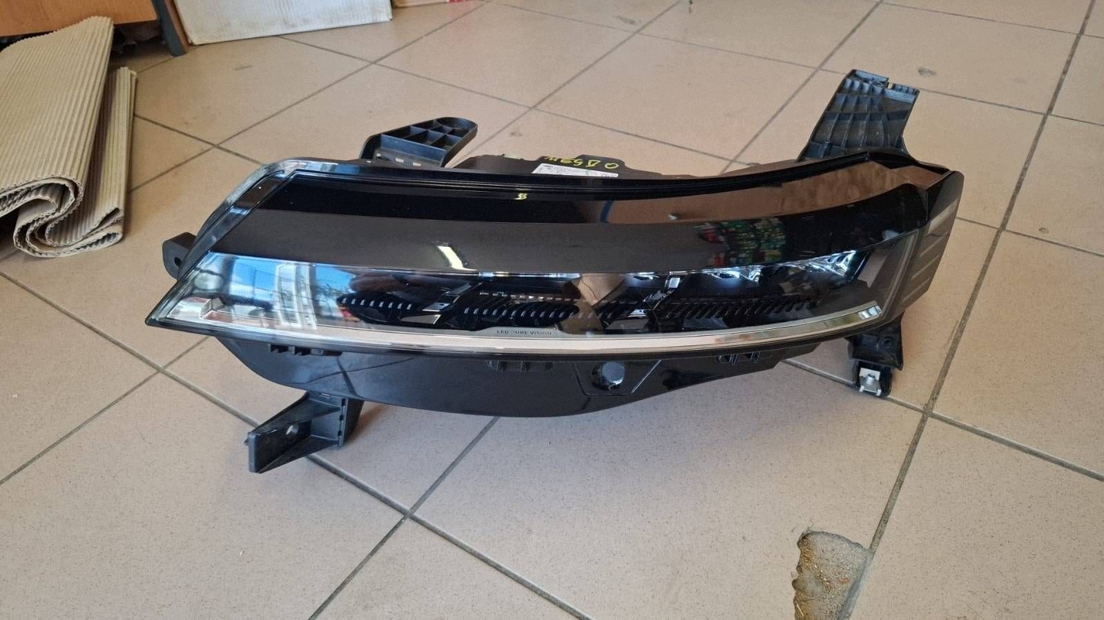REFLEKTOR light front left RENAULT MEGANE V E-TECH 260606256R STAN as new