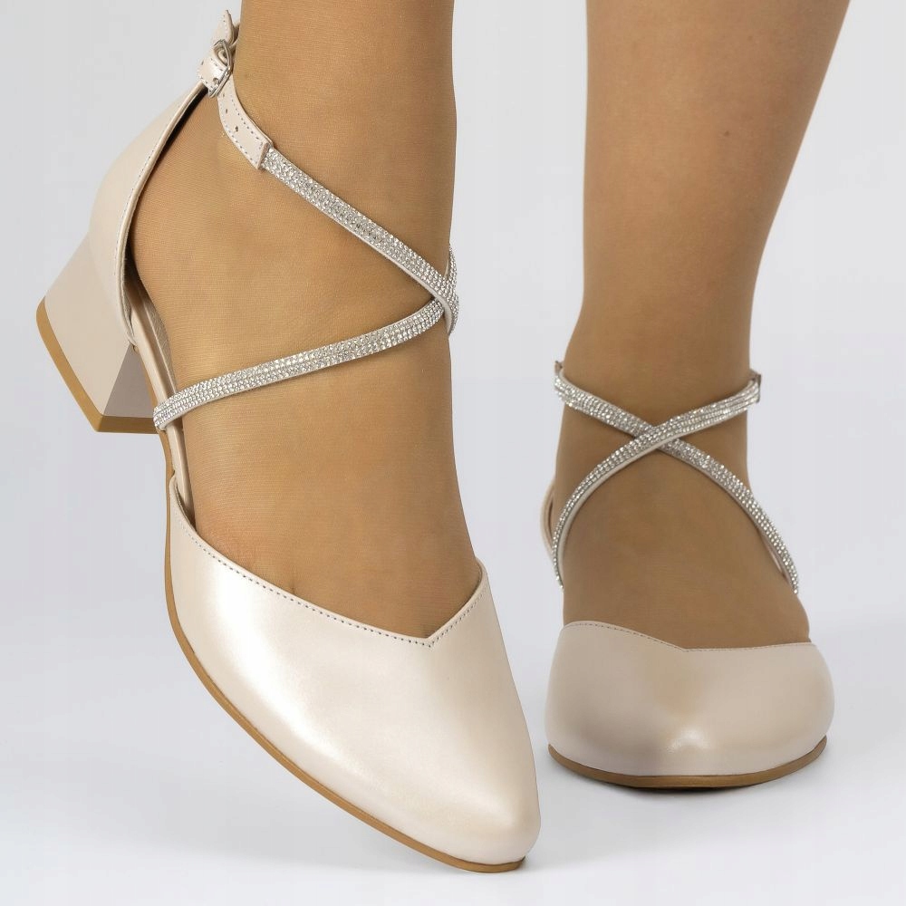 Světlé Nízké Sandály Lodičky Se Špičkou, Pásky Do Kříže, Zirkony Polské, Velikost 40