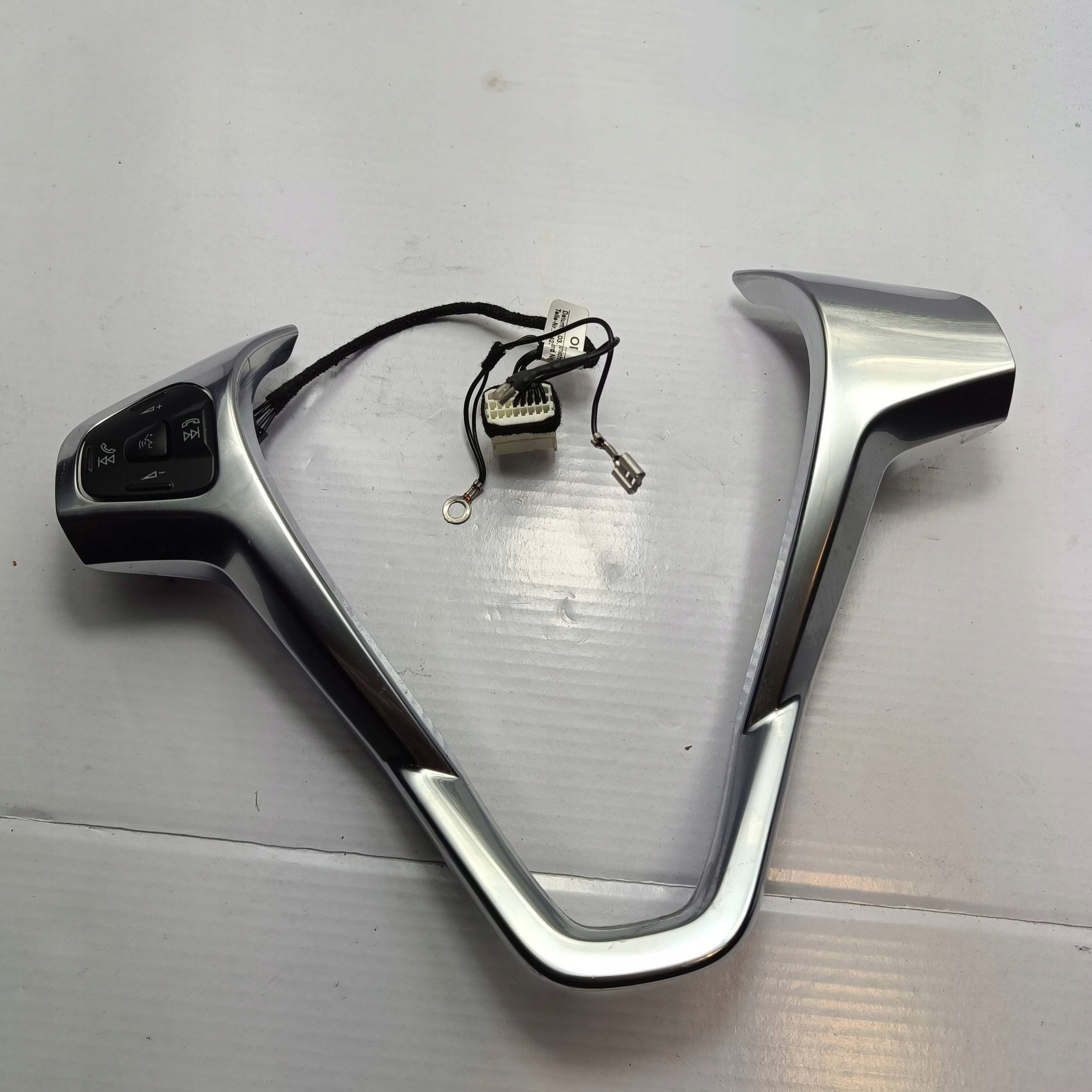 FORD FIESTA MK7 LIFT DEKOR CHROM des Lenkrads MULTIFUNKCJA