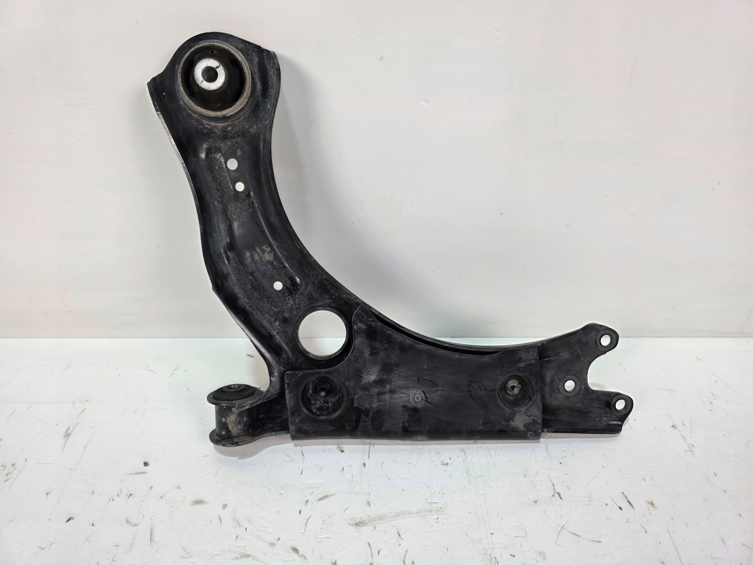 arm right front VW SEAT SKODA 2Q0407152D